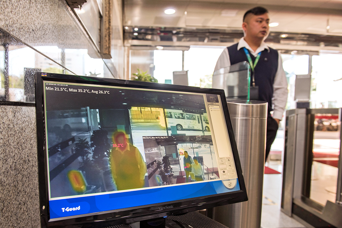 搶無接觸商機，中保科引進熱顯設備，即便配戴口罩也能精準辨識。（中保科提供）