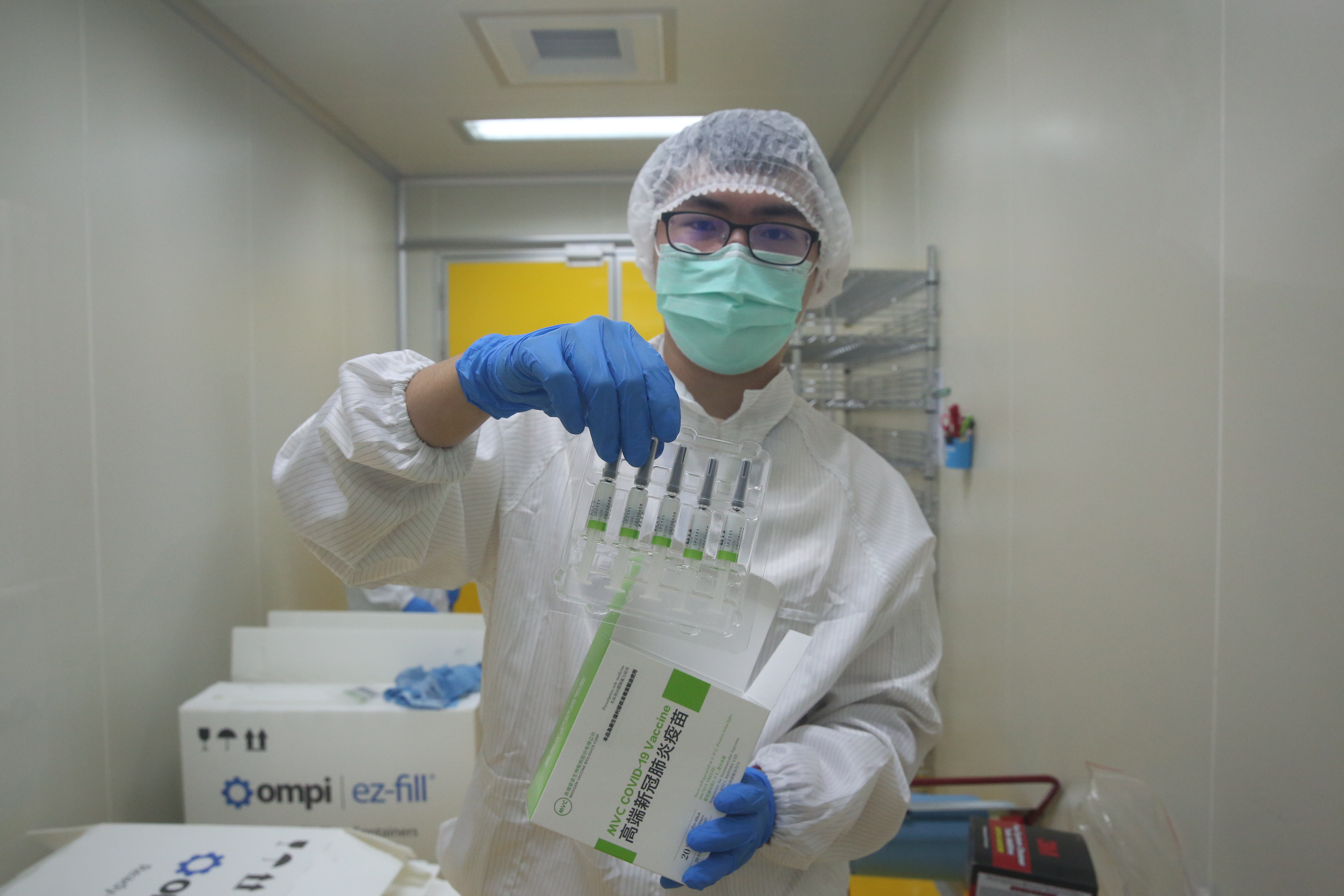 本刊直擊高端疫苗竹北廠,「預充填針劑」包裝跟外觀首度曝光。