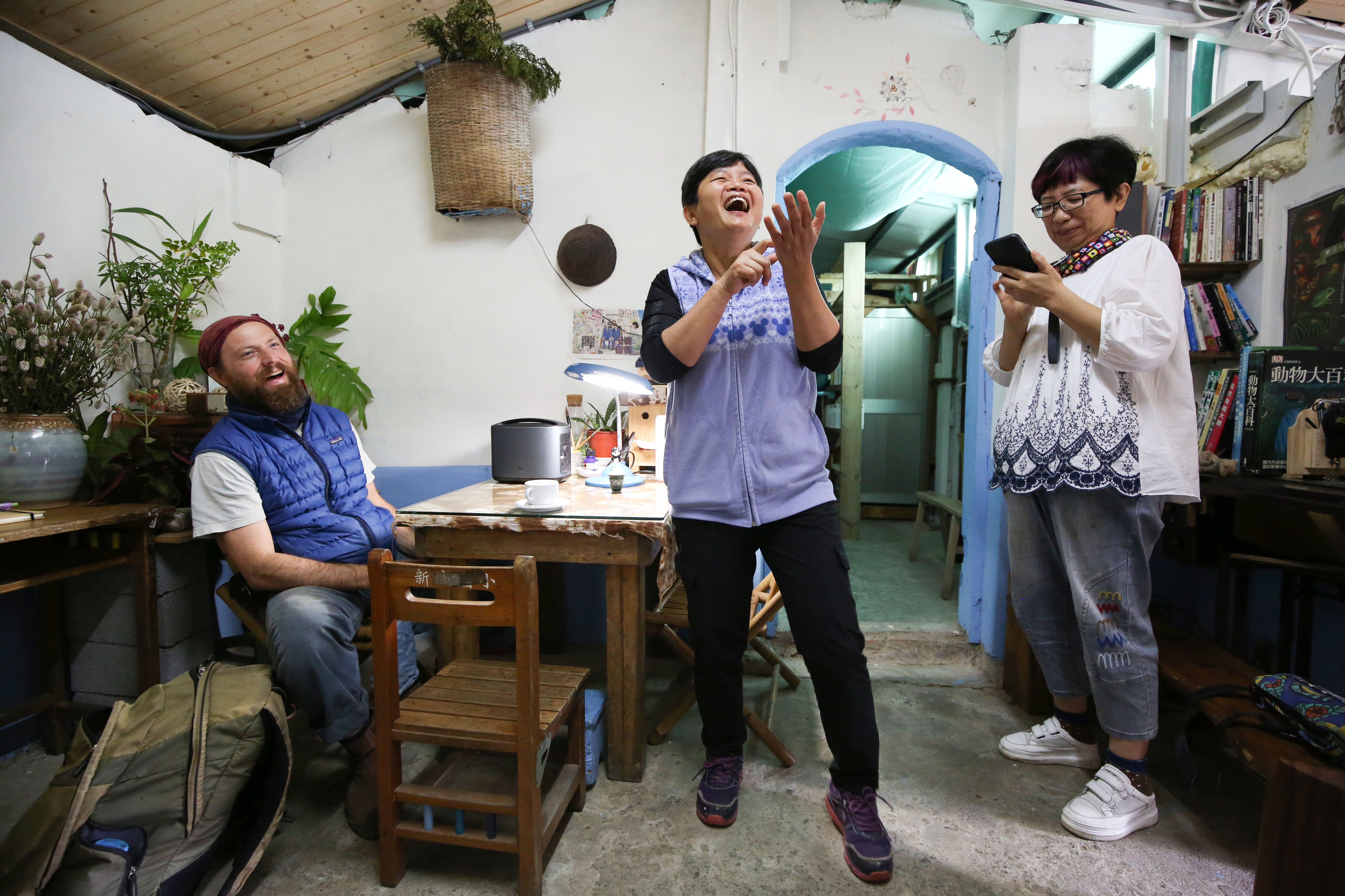 在「小白屋咖啡」裡老闆、店員與客人之間不用做作也無需客套。