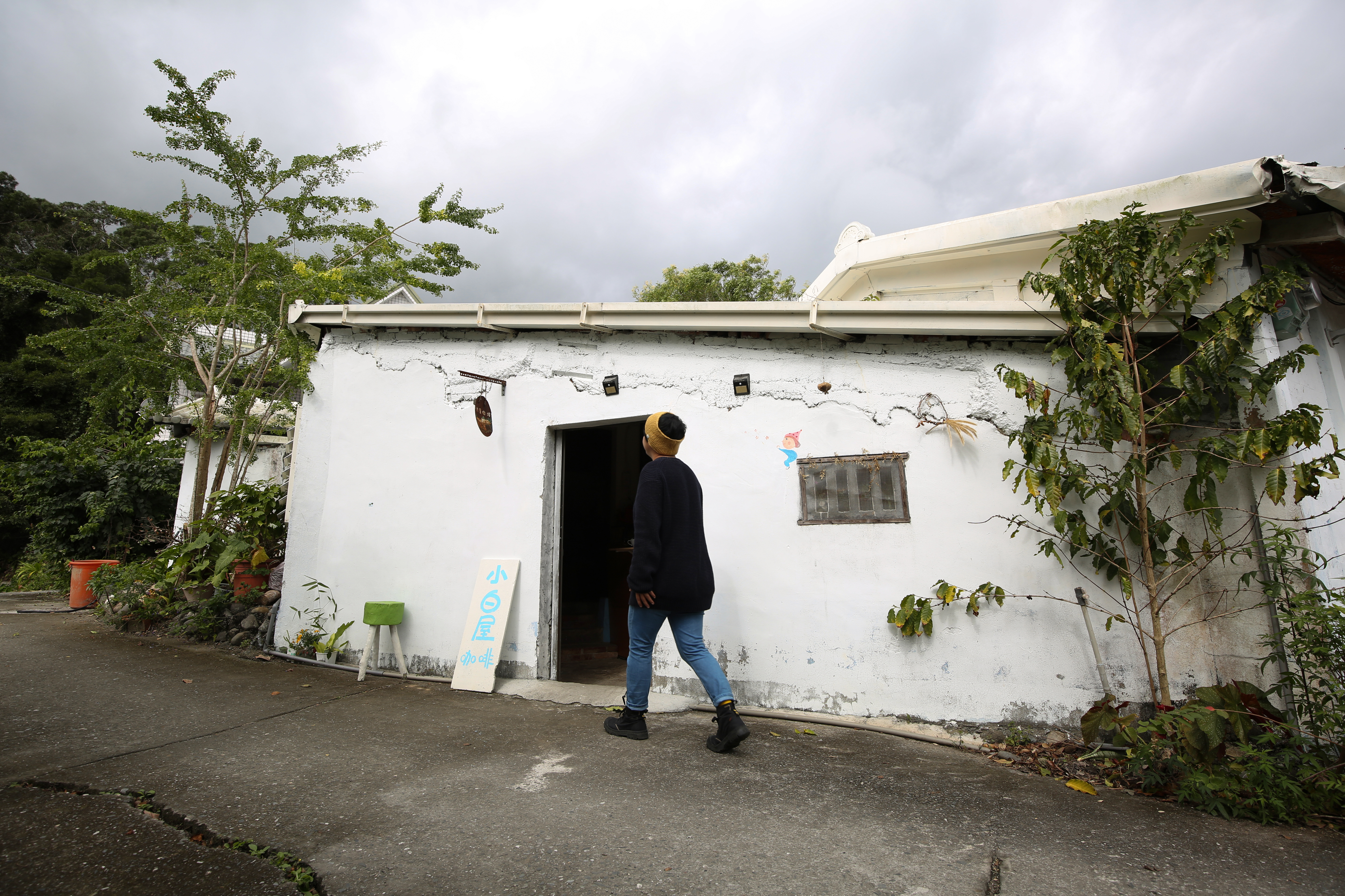 「小白屋咖啡」位於台東長濱的山上。