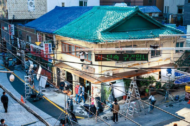 電影《如果雨之後》於疫情期間到釜山取景,釜山影像委員會也給予全面協助。(翻攝自《釜山日報》)