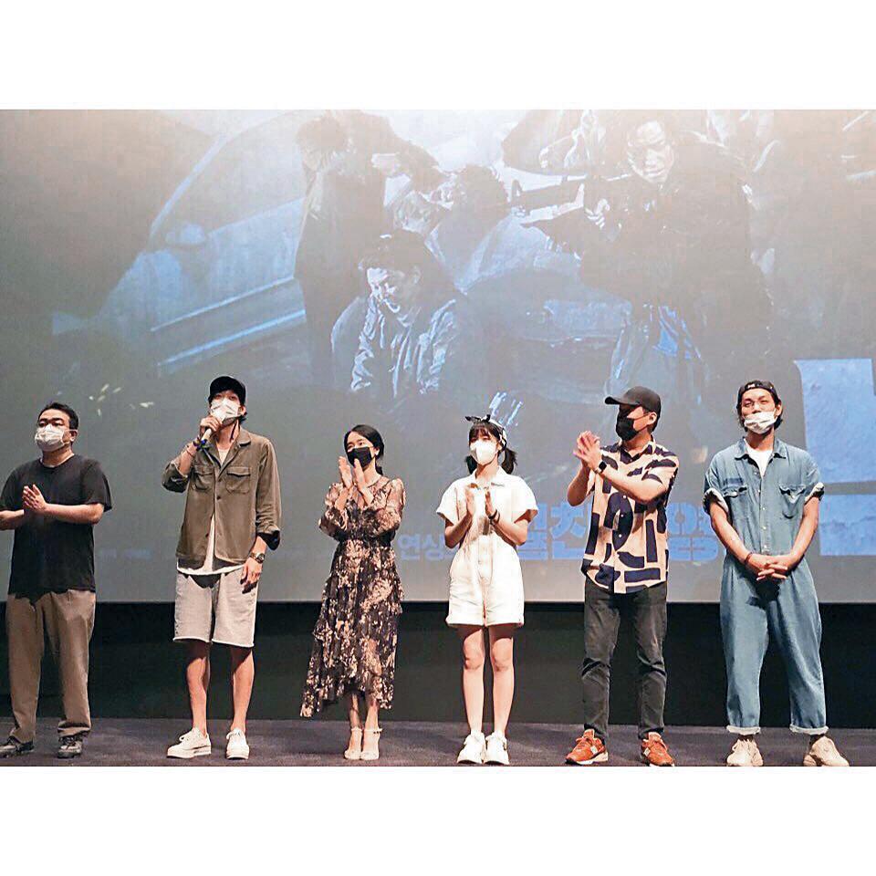 《屍速列車2:感染半島》待去年7月、韓國疫情趨緩時才上映,演員們戴著口罩跑戲院宣傳。(翻攝自itsnew_movie IG)