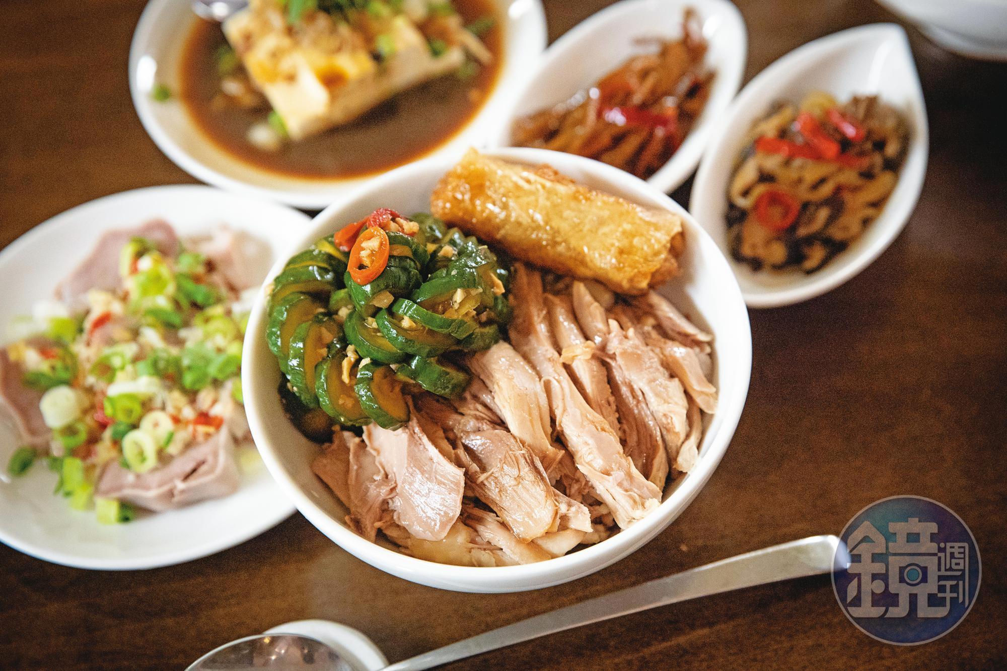 「私房雞肉飯」傳承自蘇紋雯母親。蘇紋雯謙稱,「原本只是自家吃的員工餐」,卻因口耳相傳,成了魚麗招牌菜。