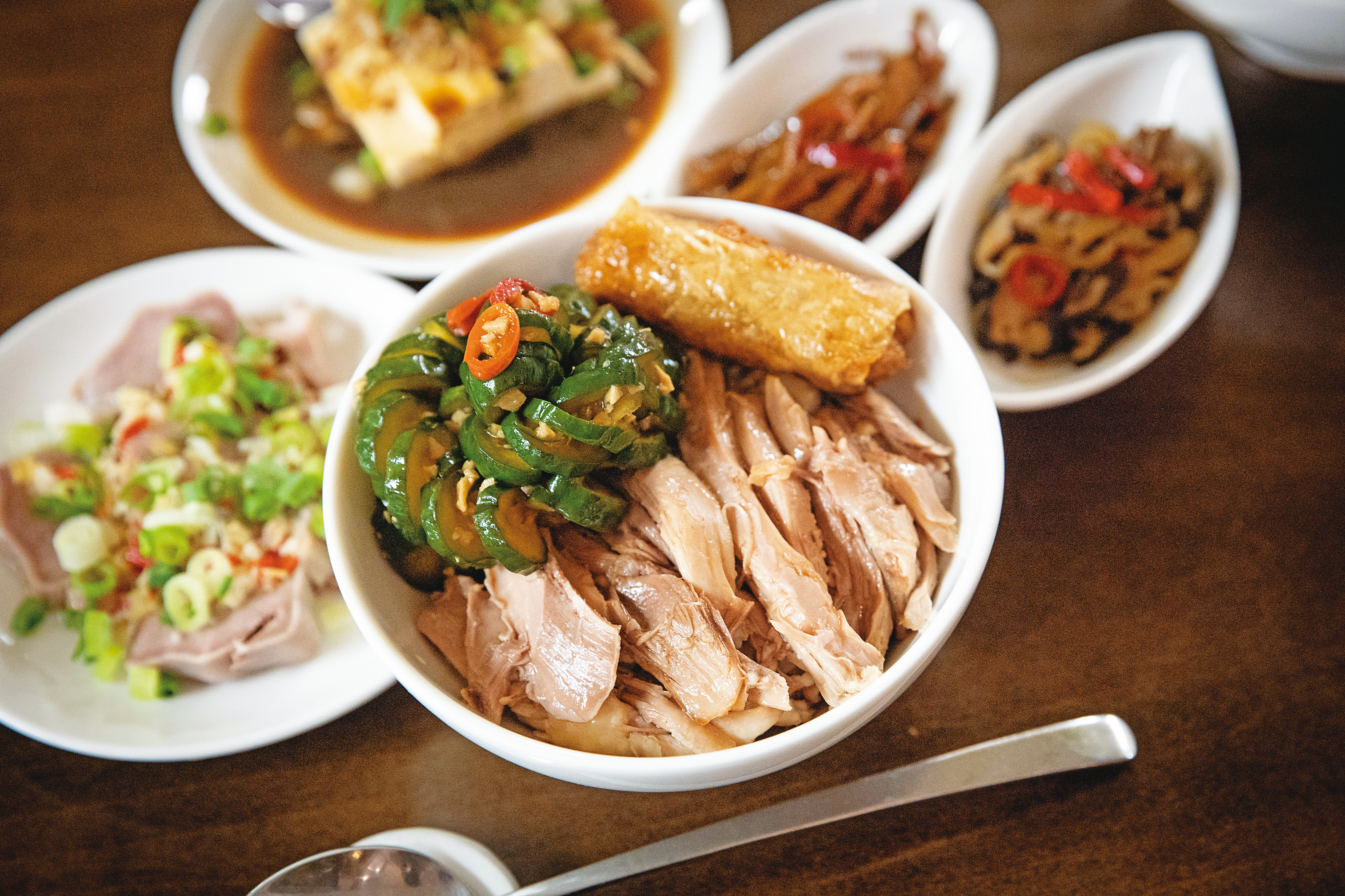 「私房雞肉飯」傳承自蘇紋雯母親。蘇紋雯謙稱，「原本只是自家吃的員工餐」，卻因口耳相傳，成了魚麗招牌菜。