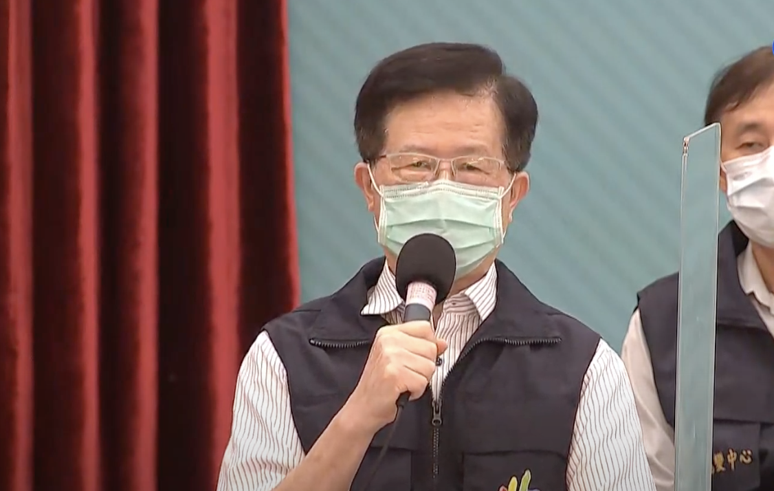 黃世傑今於北市防疫記者會上坦言督導不周，應負最大責任，已向市長柯文哲請辭。（翻攝柯文哲臉書直播）