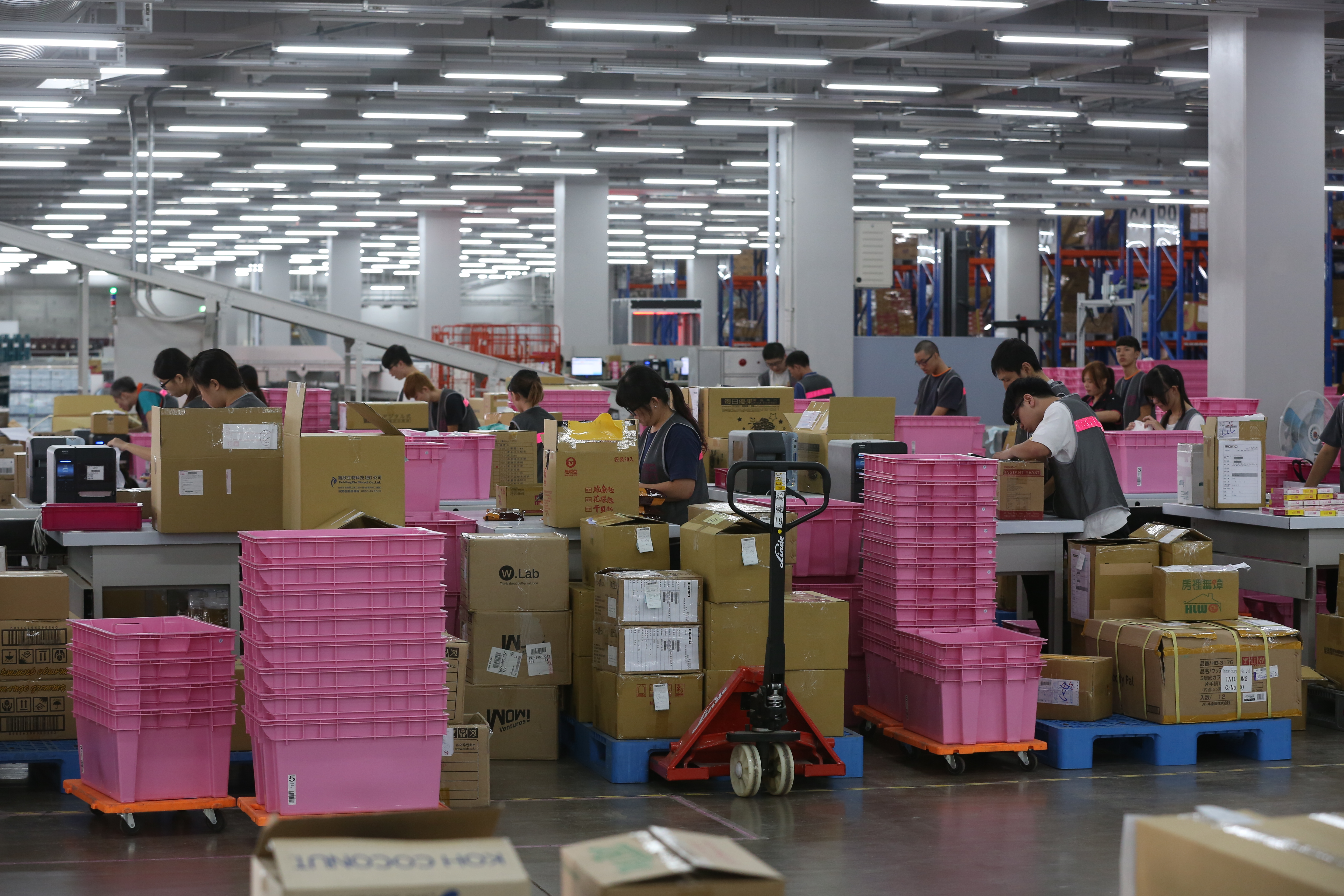 疫情延燒，民眾在家網購需求大增，電商、物流業者忙翻天。