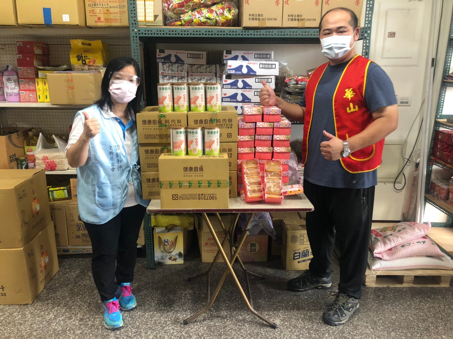 頂新和德文教基金會捐助端午關懷禮給華山基金會永靖天使站。（頂新和德文教基金會提供）