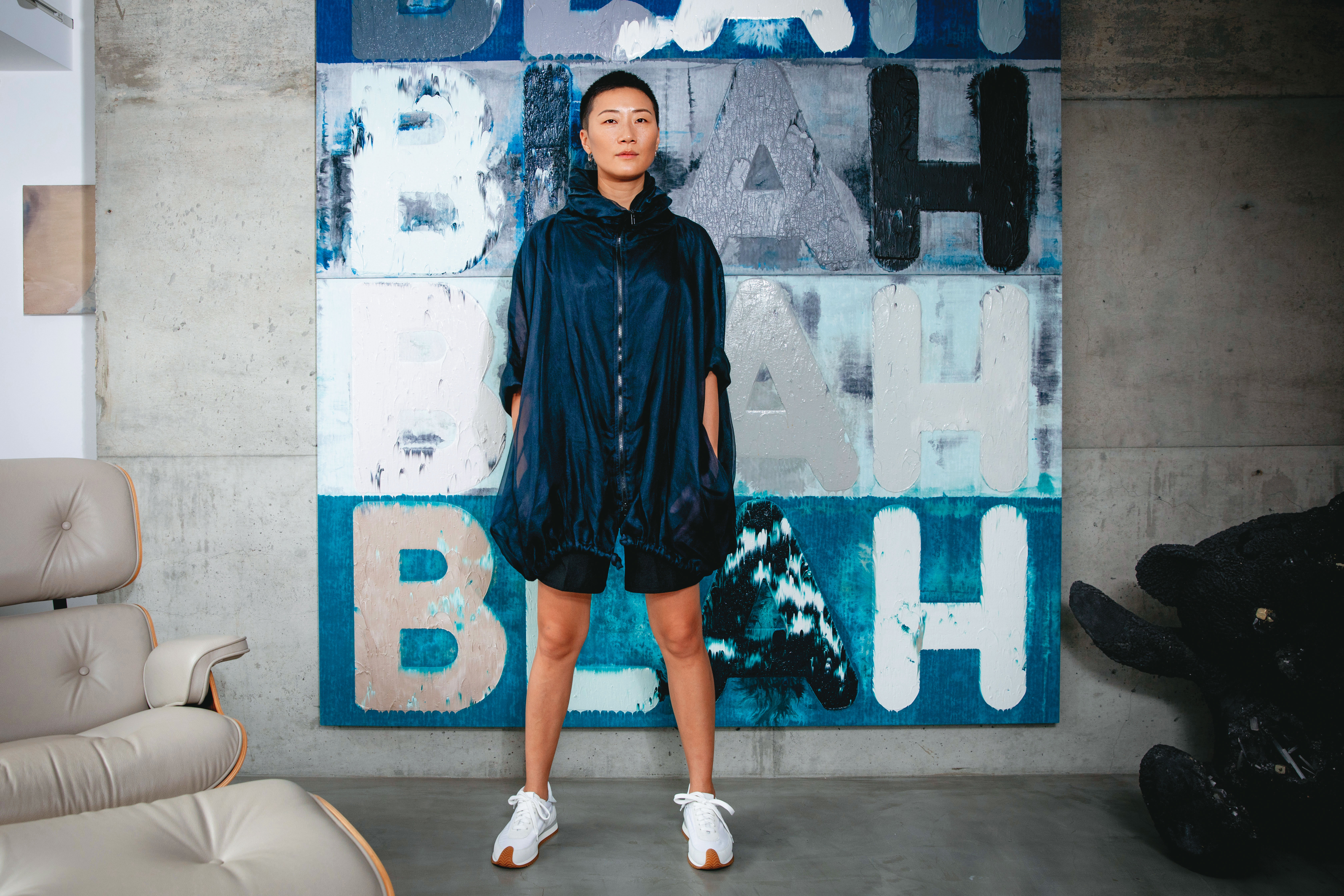 孫怡是新生代藏家，家裡也像藝廊。喜歡明朗、幽默又帶有一些浪漫的她，主牆掛著Bochner的作品，地上則是Daniel Arsham以火山岩雕塑的Crystal Toy。