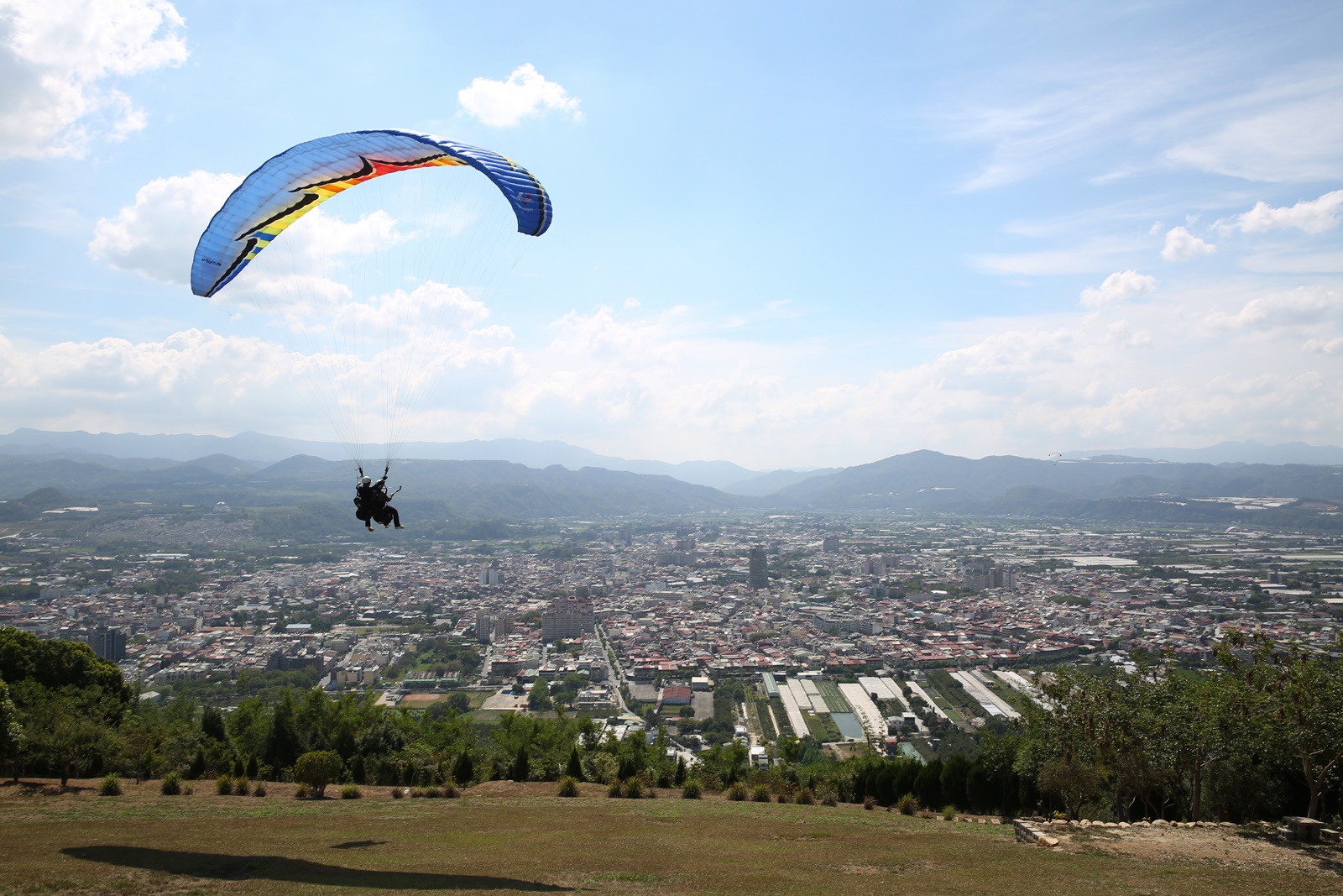藉著飛行傘的力量，飛上天空翱翔埔里。