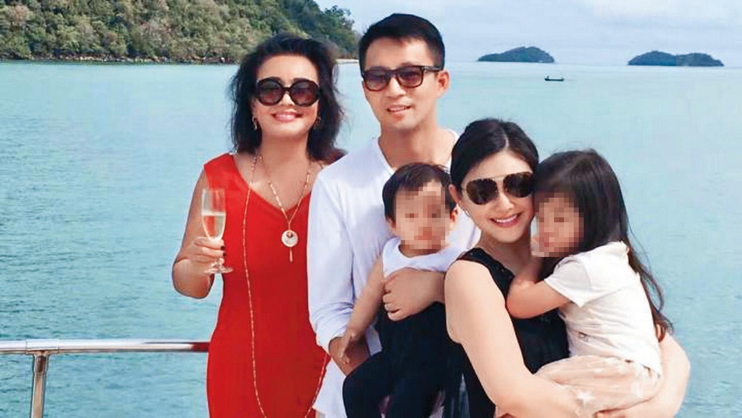 兩岸婚姻維繫難不難?大S(前)一家4口和婆婆張蘭(後排左)也有歡聚好時光。(翻攝自汪小菲微博)