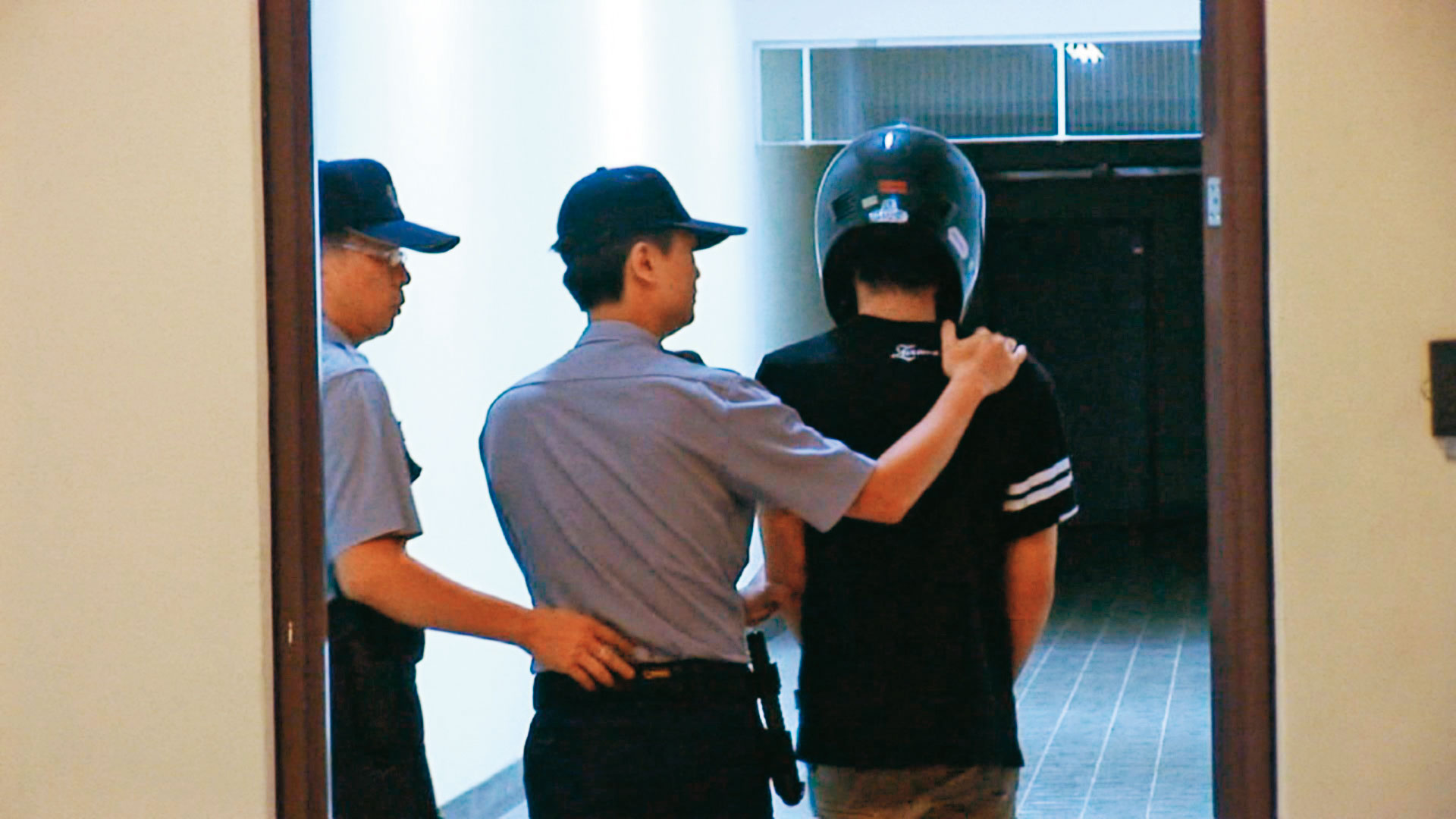 江男（右）自首後有問必答，態度沉著冷靜，警方訊後將他移送偵辦。（東森新聞提供）