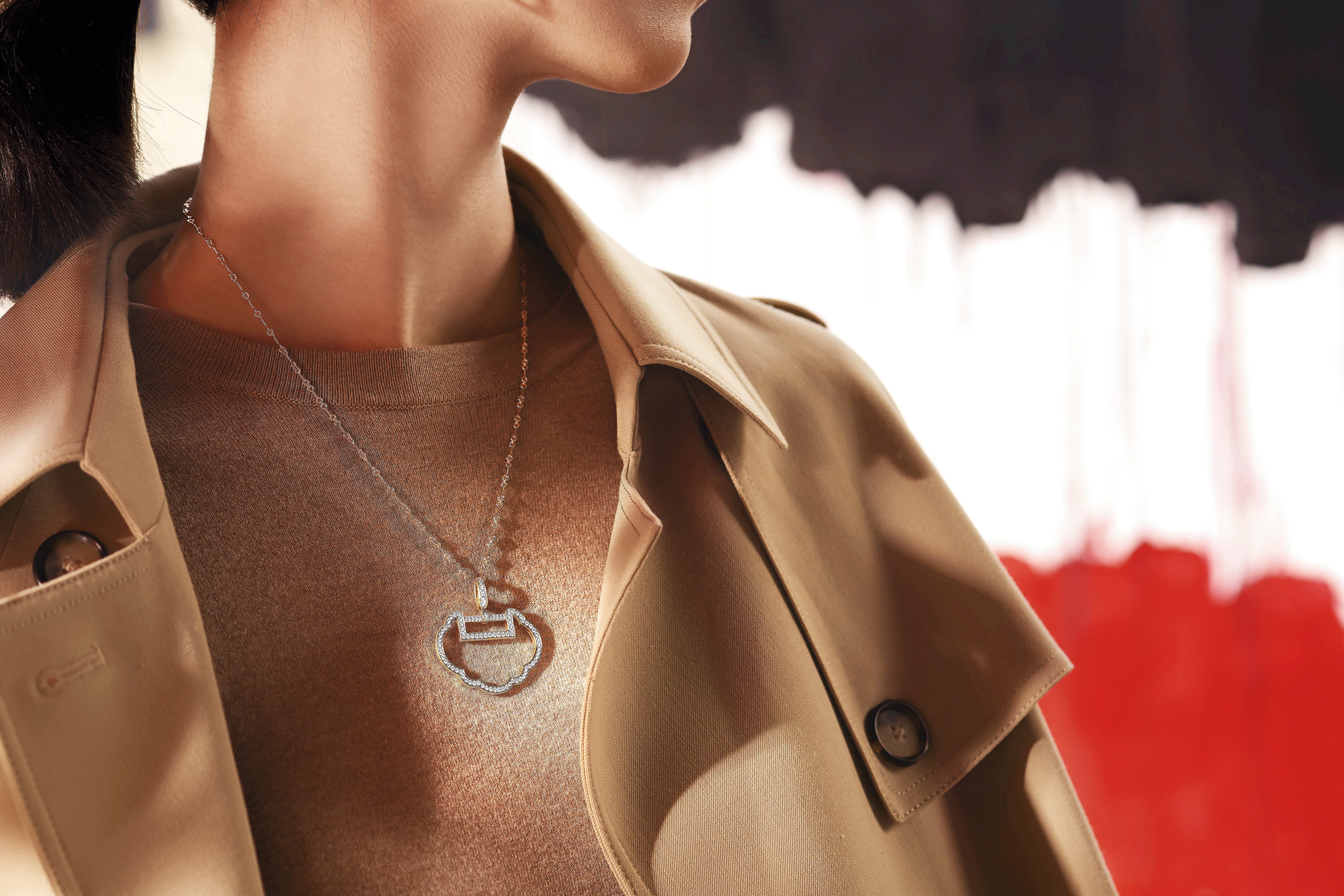 以中國古老傳統飾品長命鎖（又名如意鎖）為設計概念，命名「如意」，將古代祥雲圖案重新演繹，音近「祥運」，表達對美好生活、事物與愛情的企盼。（Qeelin提供）