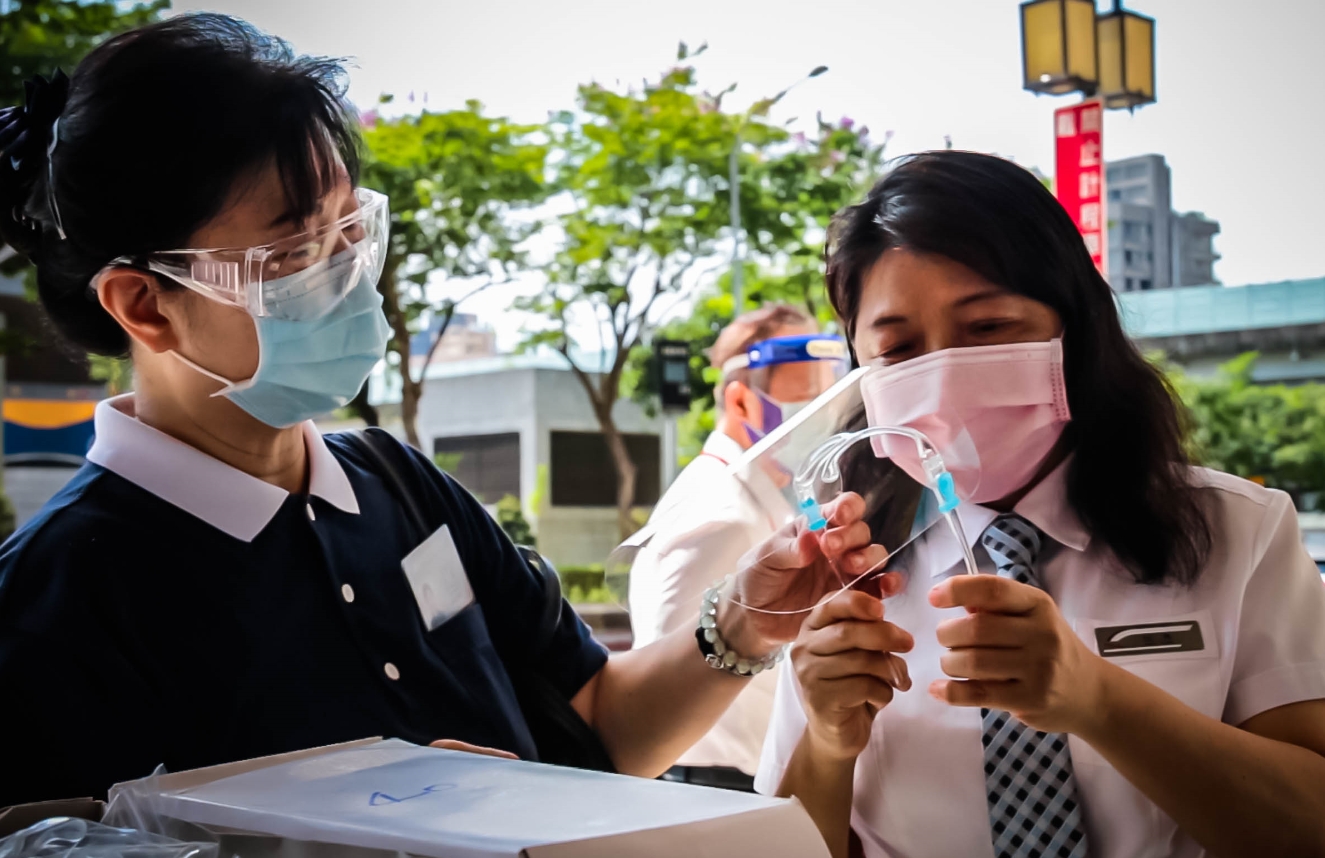 慈濟端節連假前夕致贈台鐵防護面罩，讓台鐵人員值勤時與民眾接觸，提升防疫能量。（慈濟提供）