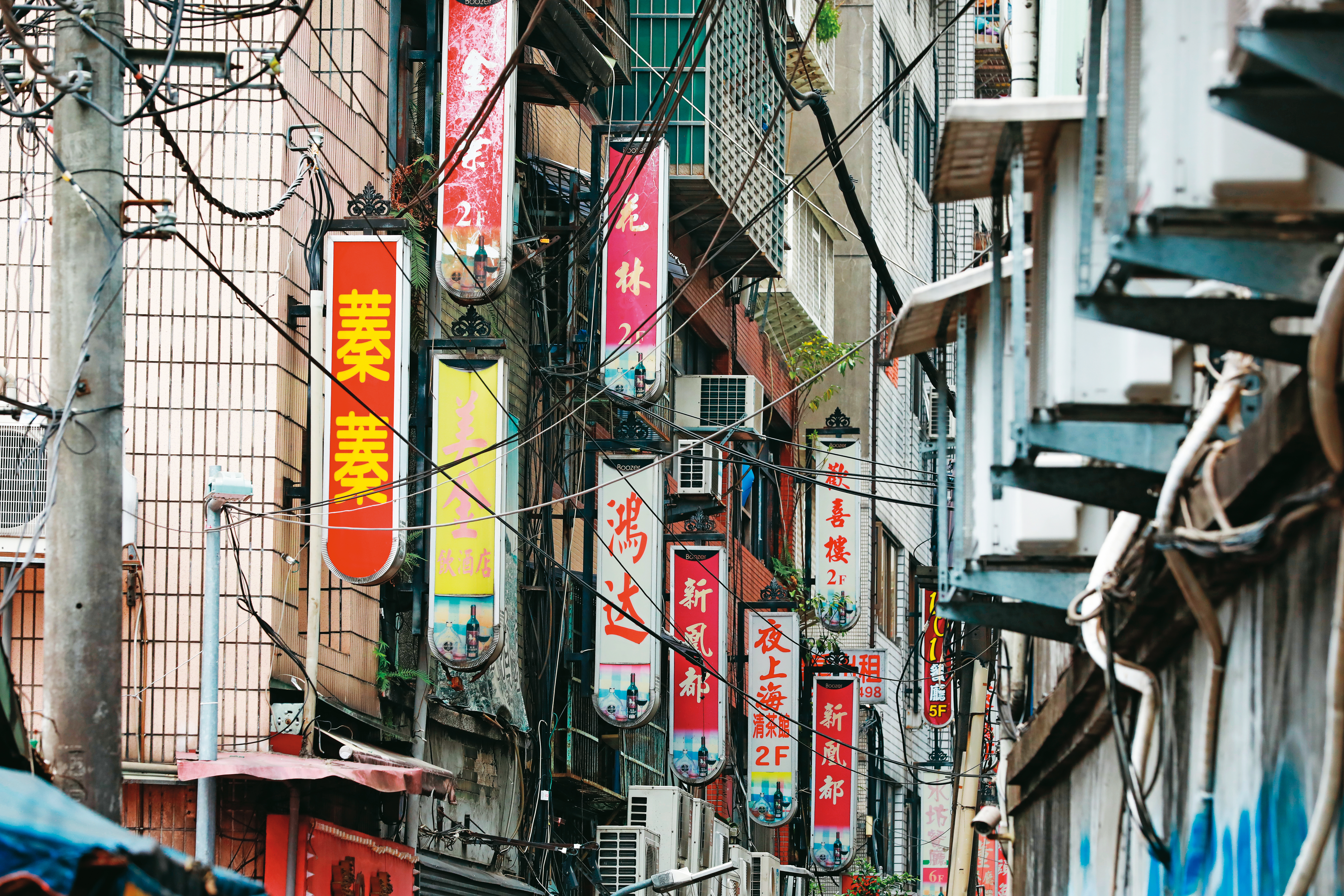 萬華茶室因受疫情影響關門歇業,導致這些外籍女侍下海撈金。