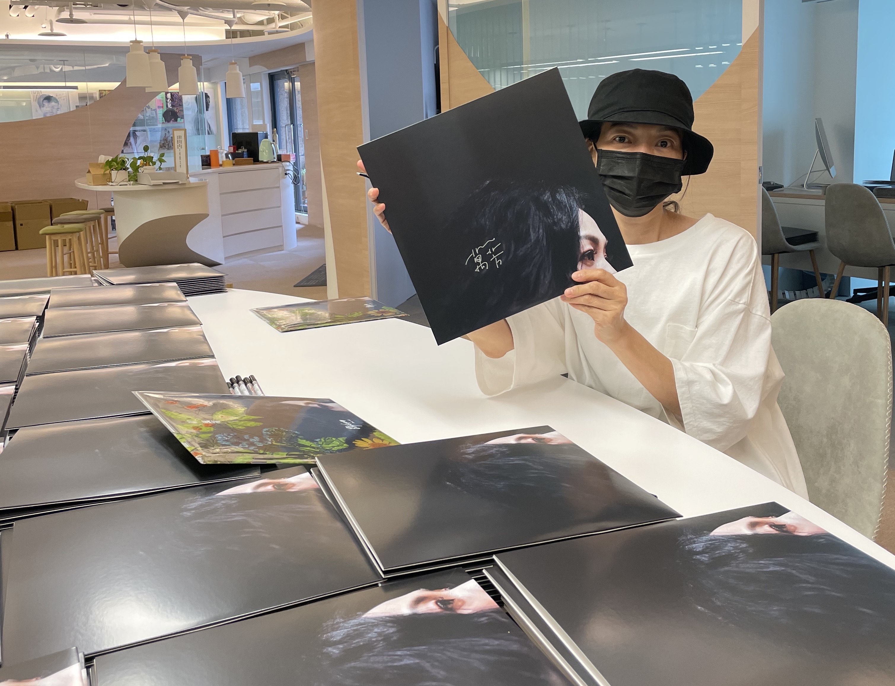 萬芳到工廠為《給你們Dear All》黑膠版本簽名。（何樂音樂提供）