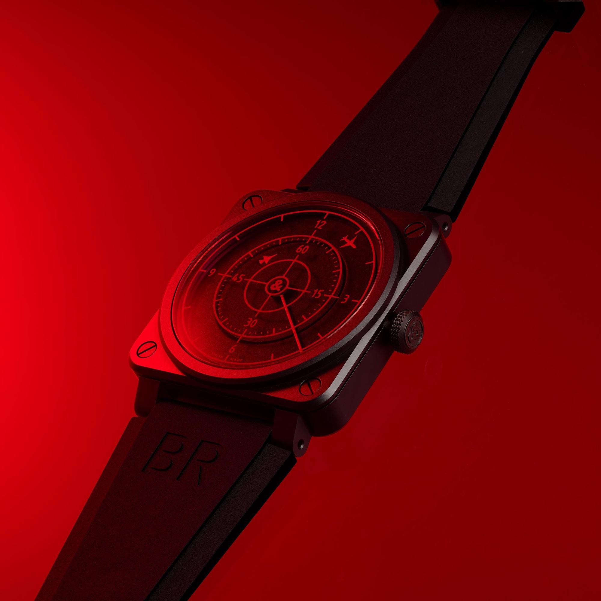新一代的BR 03-92 Red Radar Ceramic，尺寸變成42mm、錶殼材質改為陶瓷，面盤上也做了些許小改，僅保留時跟分的轉盤，並加入秒針，視覺看起來更動感，而且閱讀性也更高。