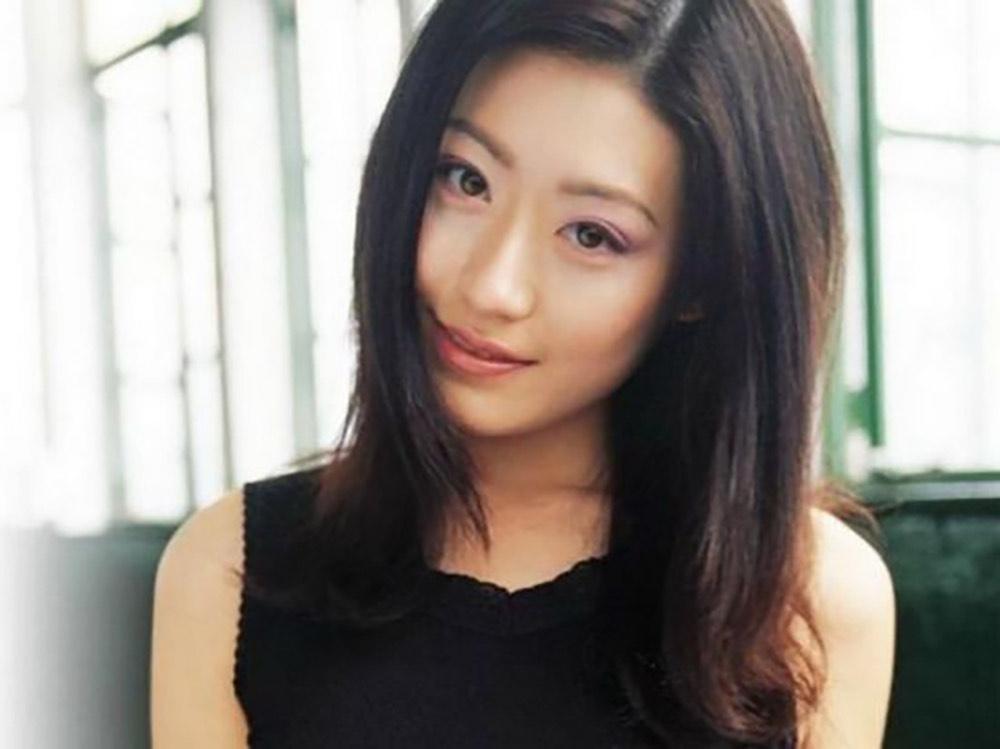 李卉當年17歲就加盟周星馳的「星輝公司」，可惜發展不順。（洹國際文化提供）
