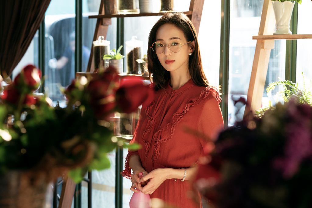 張鈞甯飾演的花店老闆娘角色神祕,與她私下形象差距很大。(車庫提供)