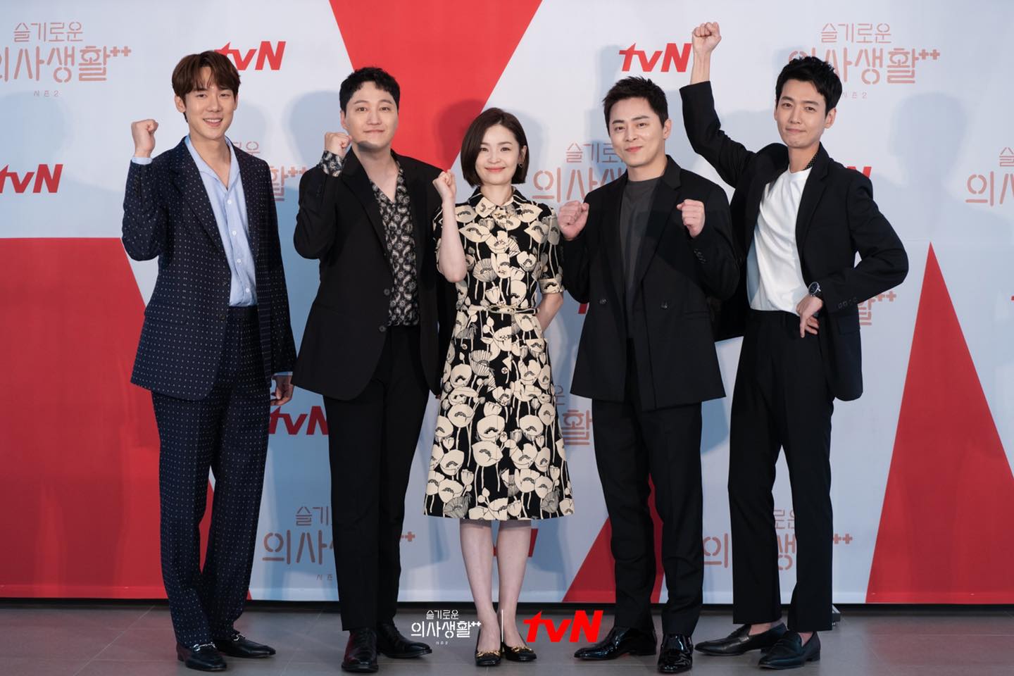 《機智醫生生活：第２季》柳演錫（左起）、金大明、田美都、曹政奭、鄭敬淏今出席記者會。（翻攝自tvN Drama Facebook）