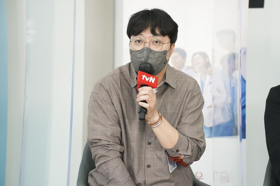 申元浩導演導演透露每週播出一集的製播方式不僅能給予團隊更好的工作環境,五人幫也較有時間練團。(Netflix提供)