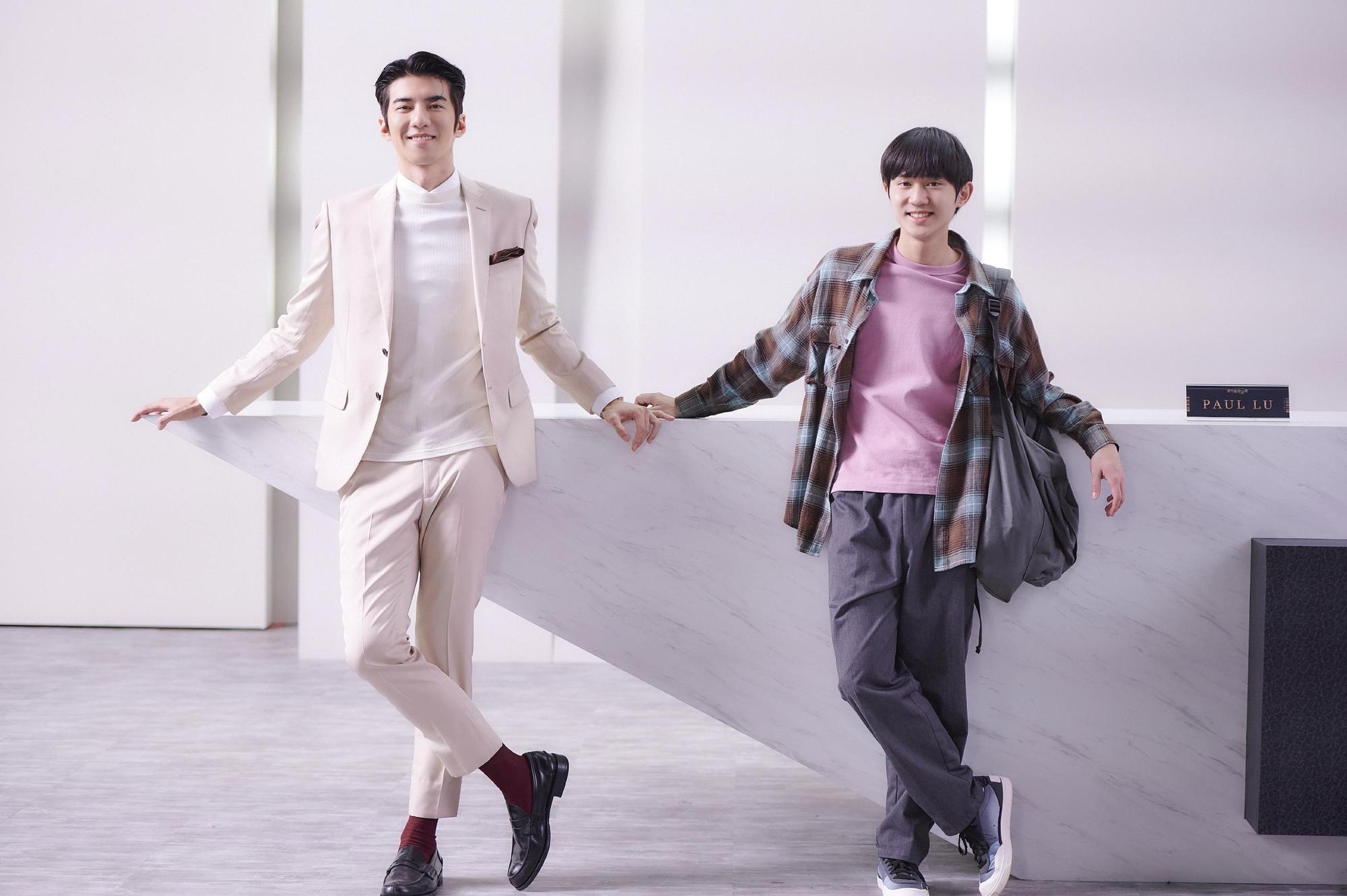 《愛的奧特萊斯》男主角姜典（右）遇上傅孟柏扮演古怪業務PAUL。（LINE TV提供）