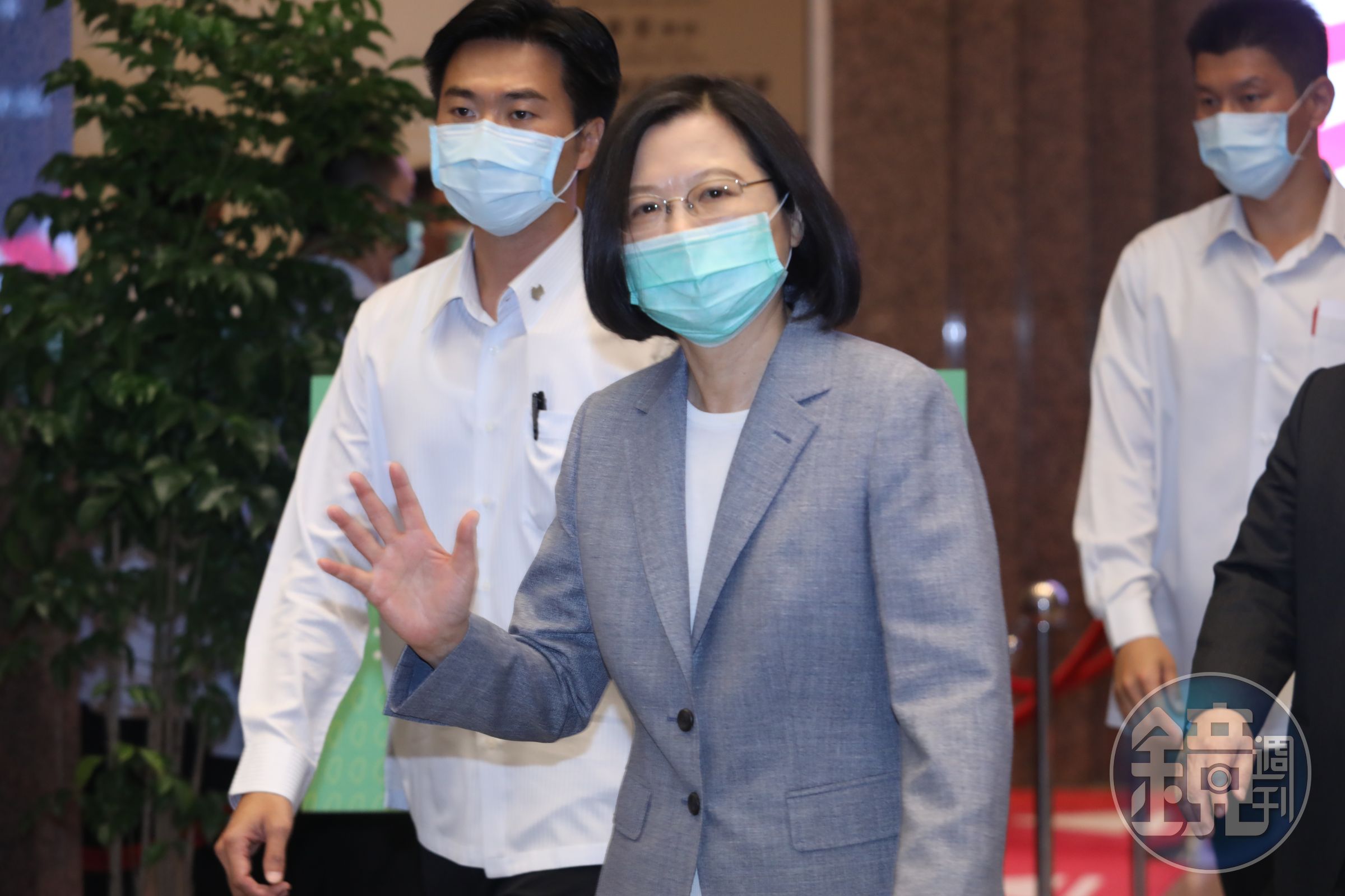 國民黨國際部前外語顧問唐正瑋以個人帳號在臉書粉專留言，對總統蔡英文出言不遜，對此國民黨文傳會表示對「個人行為」相當遺憾。