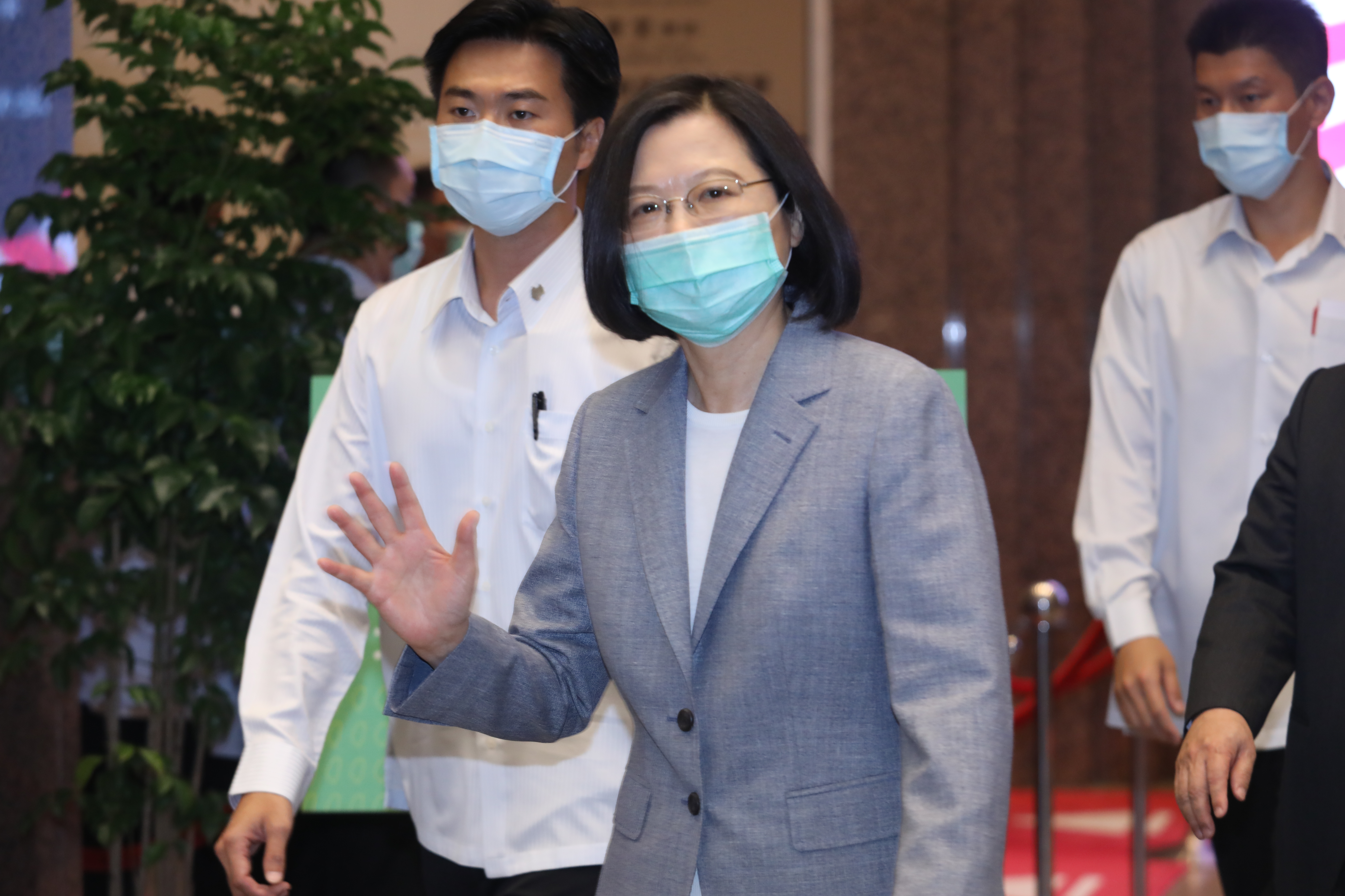 國民黨國際部前外語顧問唐正瑋以個人帳號在臉書粉專留言，對總統蔡英文出言不遜，對此國民黨文傳會表示對「個人行為」相當遺憾。