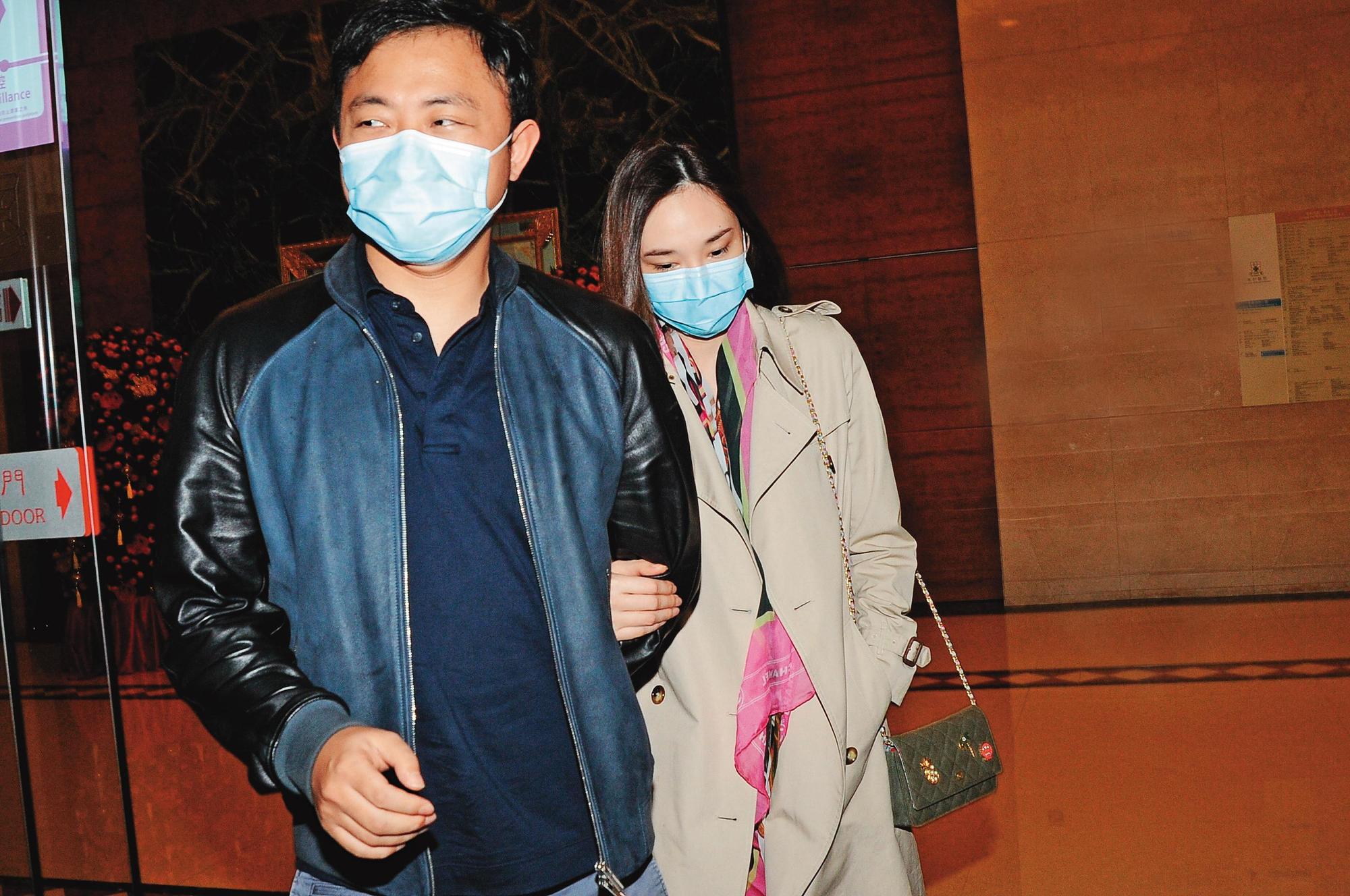 早年吳佩慈(右)為富商男友紀曉波(左)未婚生子,曾高調一起去看醫生。只是近年吳佩慈轉趨低調,兩人也沒有同出同進的畫面。(東方IC)