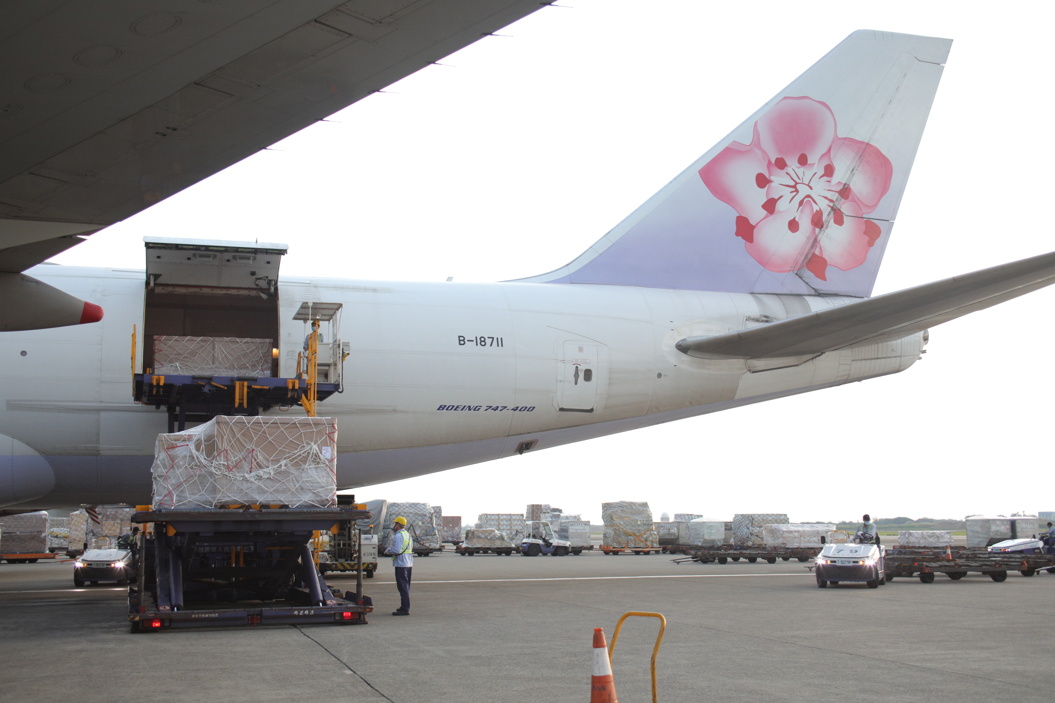 日本首批負壓隔離艙今晚抵台，剩餘70未來3週內將陸續送達。（指揮中心提供）