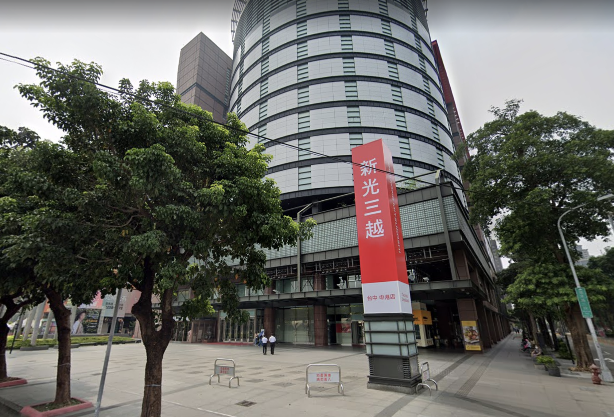 新光三越中港店傳出櫃姐確診，台中市衛生局今早證實。（翻攝自Google Maps）