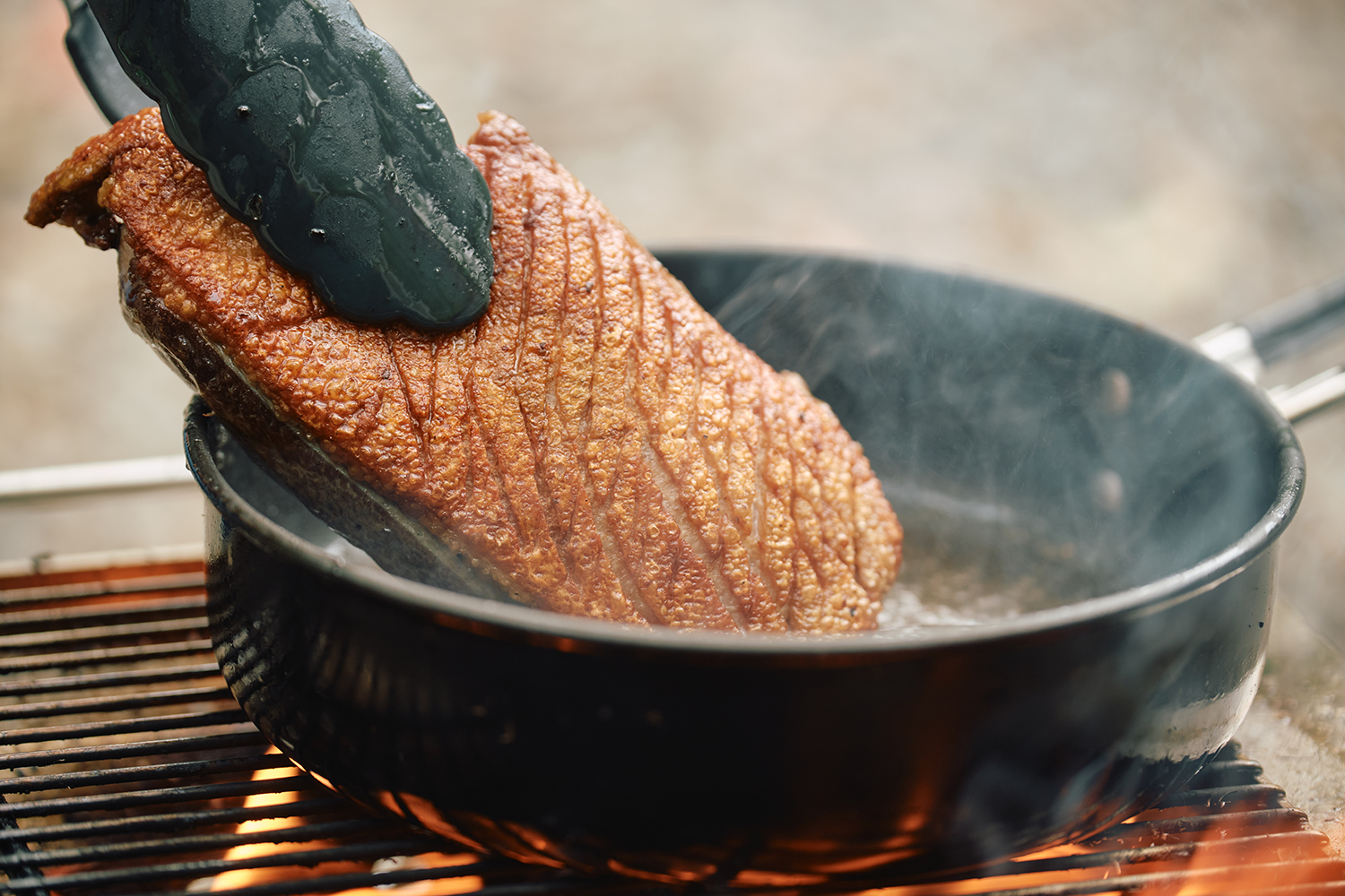 「FoodSeason 食時可樂」旗下品牌「FoodGo Box」推出端午限定「艾鴨」食材箱，民眾在家也能煎烤出艾草風味的熟度鴨胸。（FoodSeason 食時可樂公司提供）