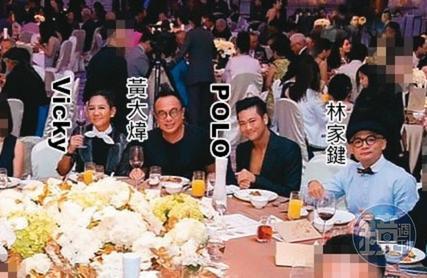 林家鍵搭著黃大煒的明星光環出席晚會,結識場合中的名流貴婦,行徑宛如寄生上流。(讀者提供)
