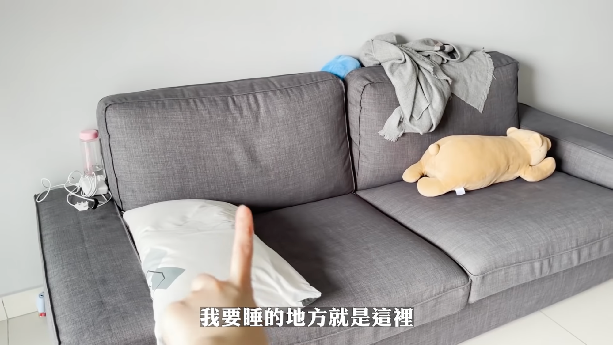 馬來西亞網紅拍片紀錄照顧確診者的過程,14天都睡在客廳沙發。(翻攝自「KimchiSushi 泡菜壽司」YouTube)