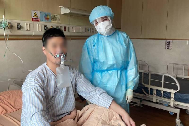 確診者聽到重症父親病逝後情緒潰堤，在醫護人員的鼓勵下重新振作。（翻攝自「台北慈濟醫院」臉書）
