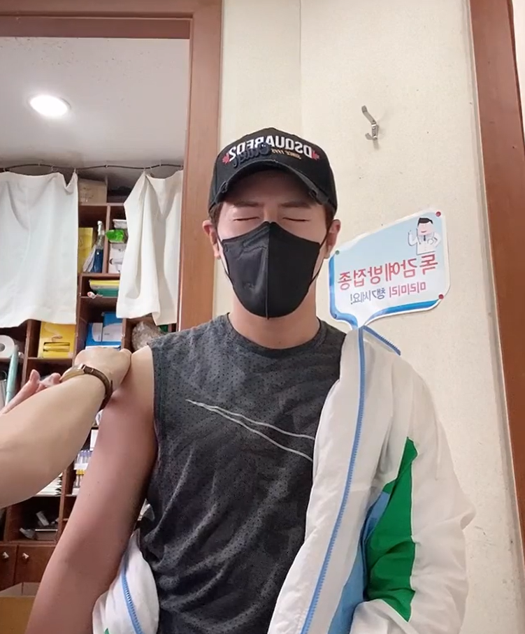 李奎炯上傳完整接種影片,過程中難掩緊張。(翻攝自李奎炯Instagram)