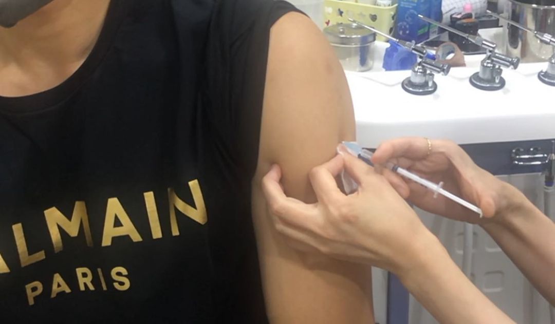 Rain分享自己打疫苗的照片,也特別感謝醫療團隊的辛勞。(翻攝自Rain Instagram)
