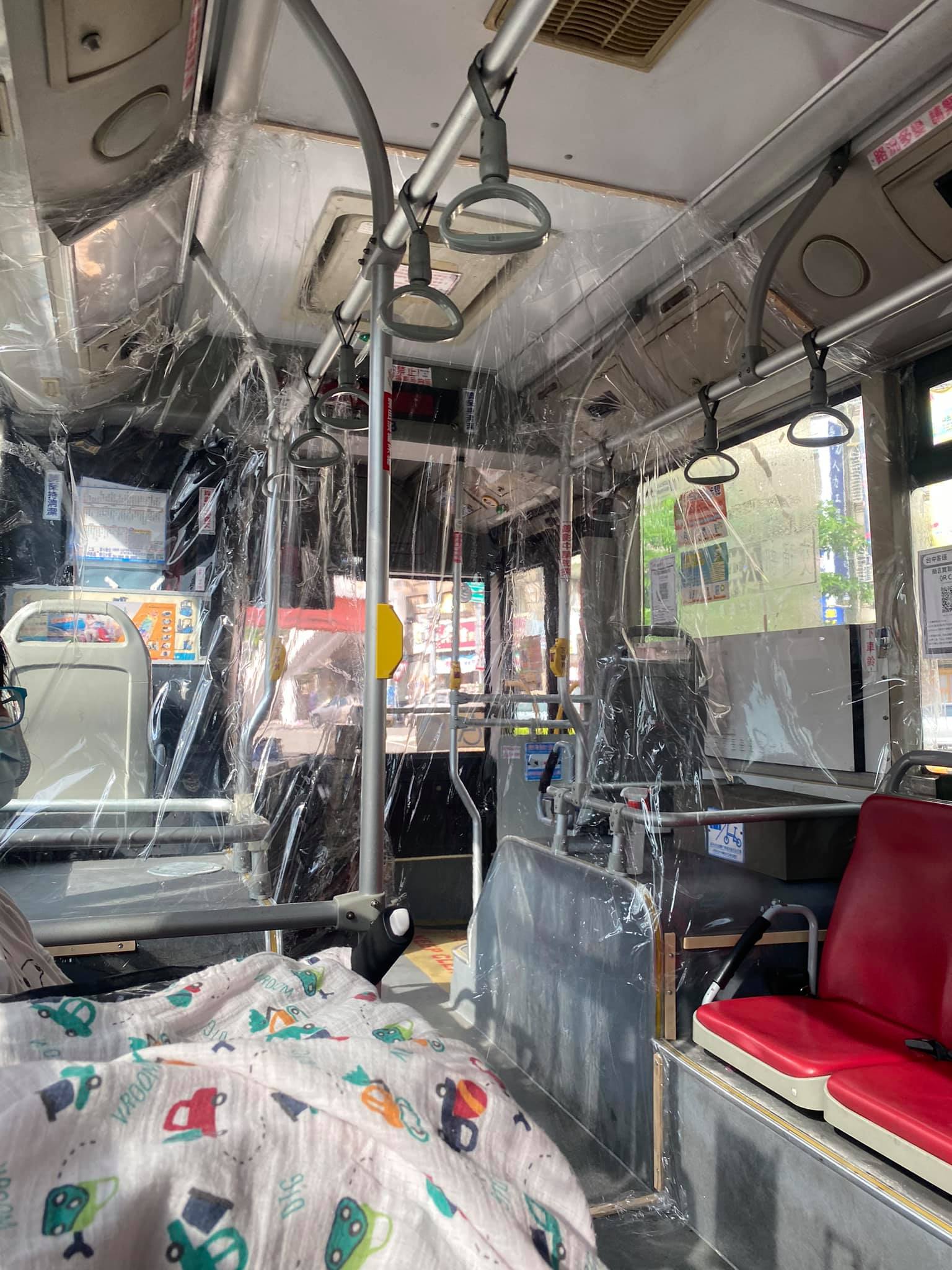 台中一名司機用保鮮膜,把車廂前方座位區貼好貼滿,防疫措施超驚人。(翻攝臉書「爆廢公社」)