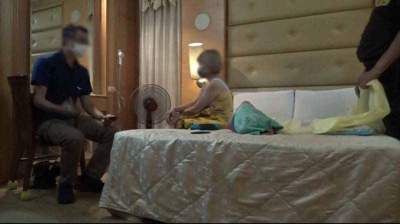 警方在摩鐵查獲「短髮妹」賣淫，驚呼：「又是妳！」。（讀者提供）