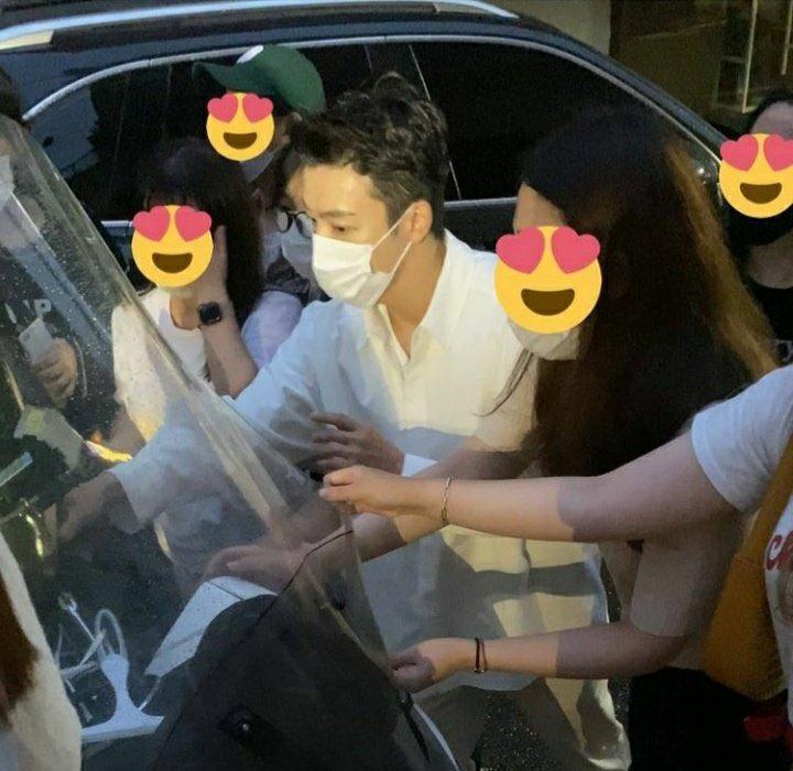 粉絲和東海齊力幫忙將騎士的機車扶起來。(翻攝自網路)