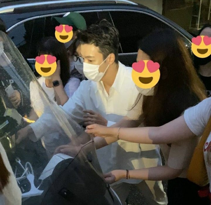 粉絲和東海齊力幫忙將騎士的機車扶起來。（翻攝自網路）