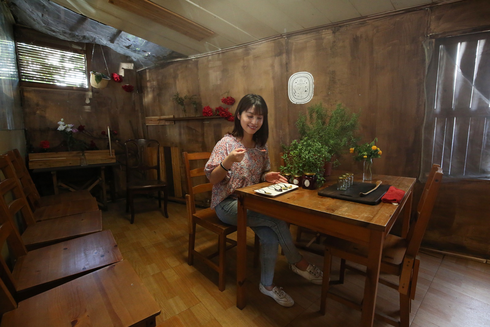 在「Sensanmeizo森山美作」果醬專賣店裡，可以「試香」，品味出最喜歡的果醬味。 