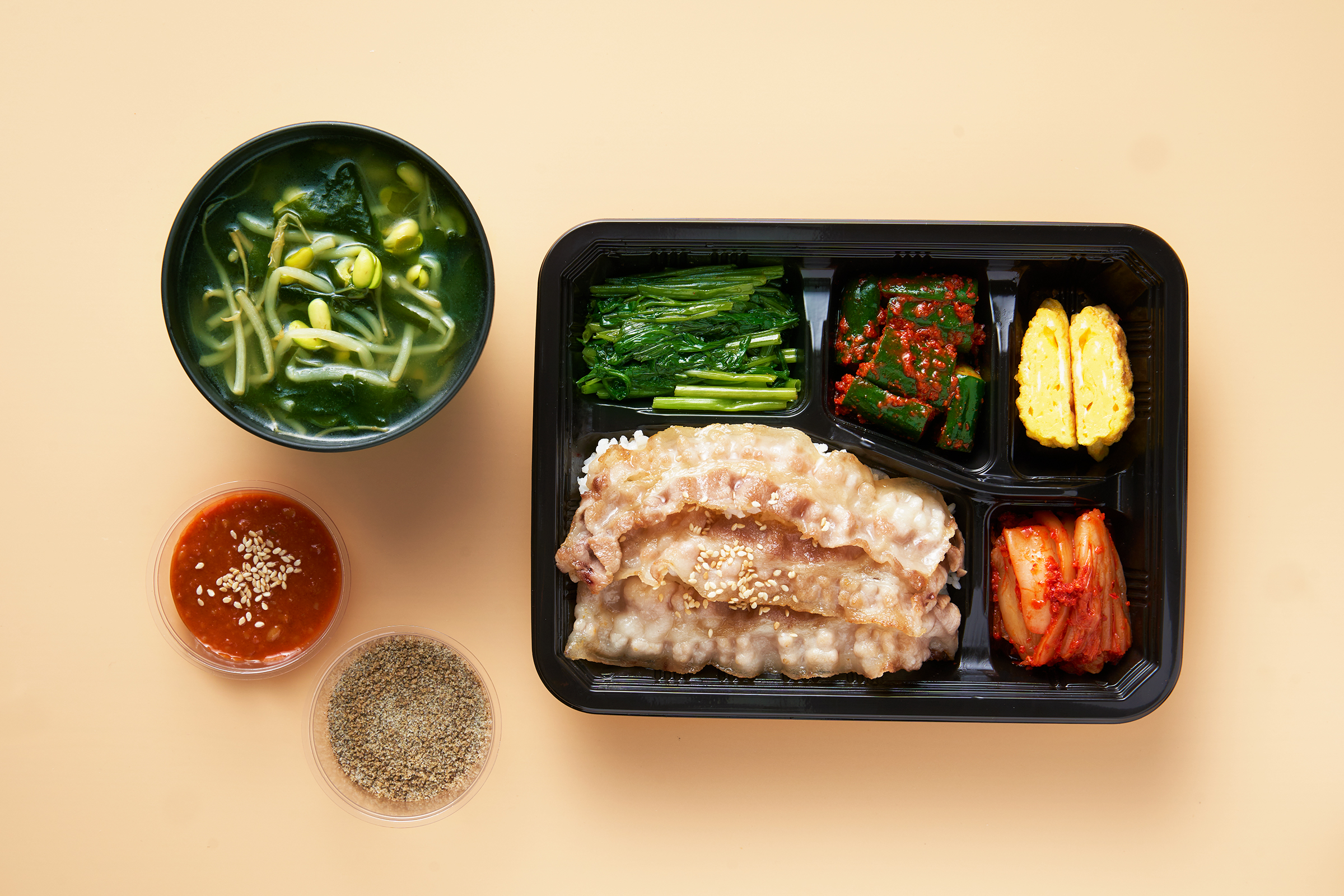 「老饕椒鹽烤豬肉」便當的口味清爽，適合夏天。（八色烤肉提供）