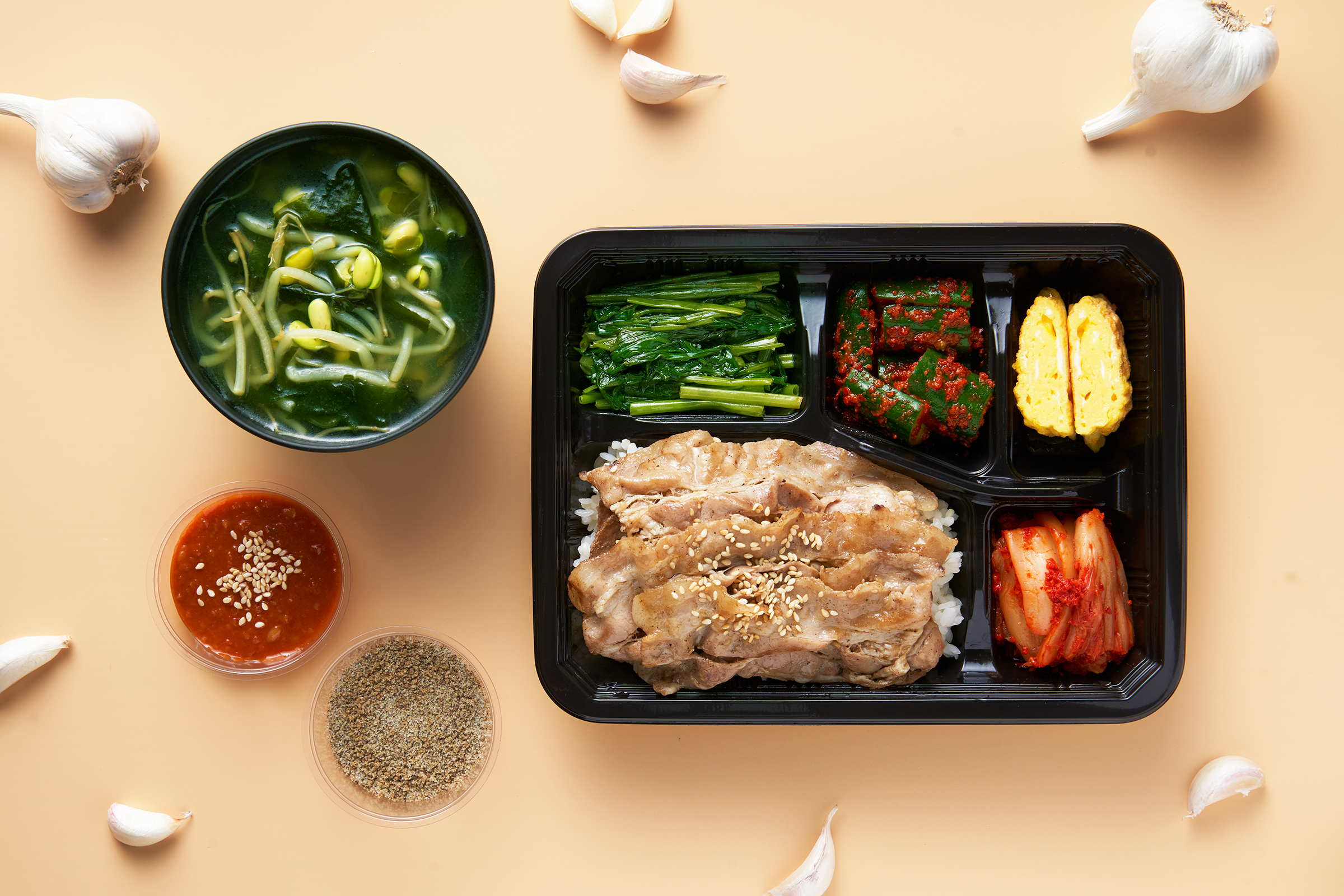 「八色大蒜烤豬肉」便當也相當入味。（八色烤肉提供）
