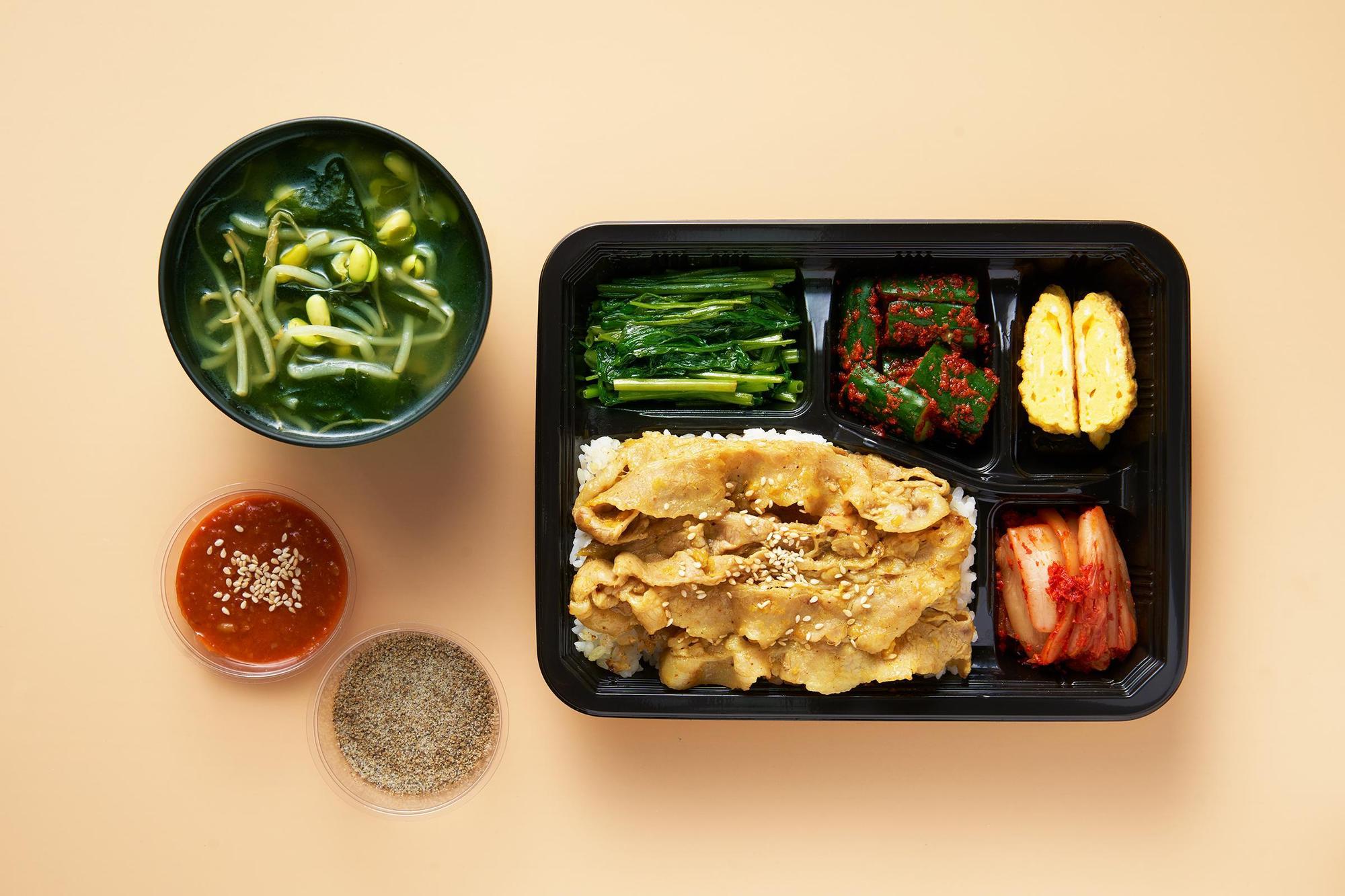 換換口味來個「八色咖喱烤豬肉」便當也很好。（八色烤肉提供）