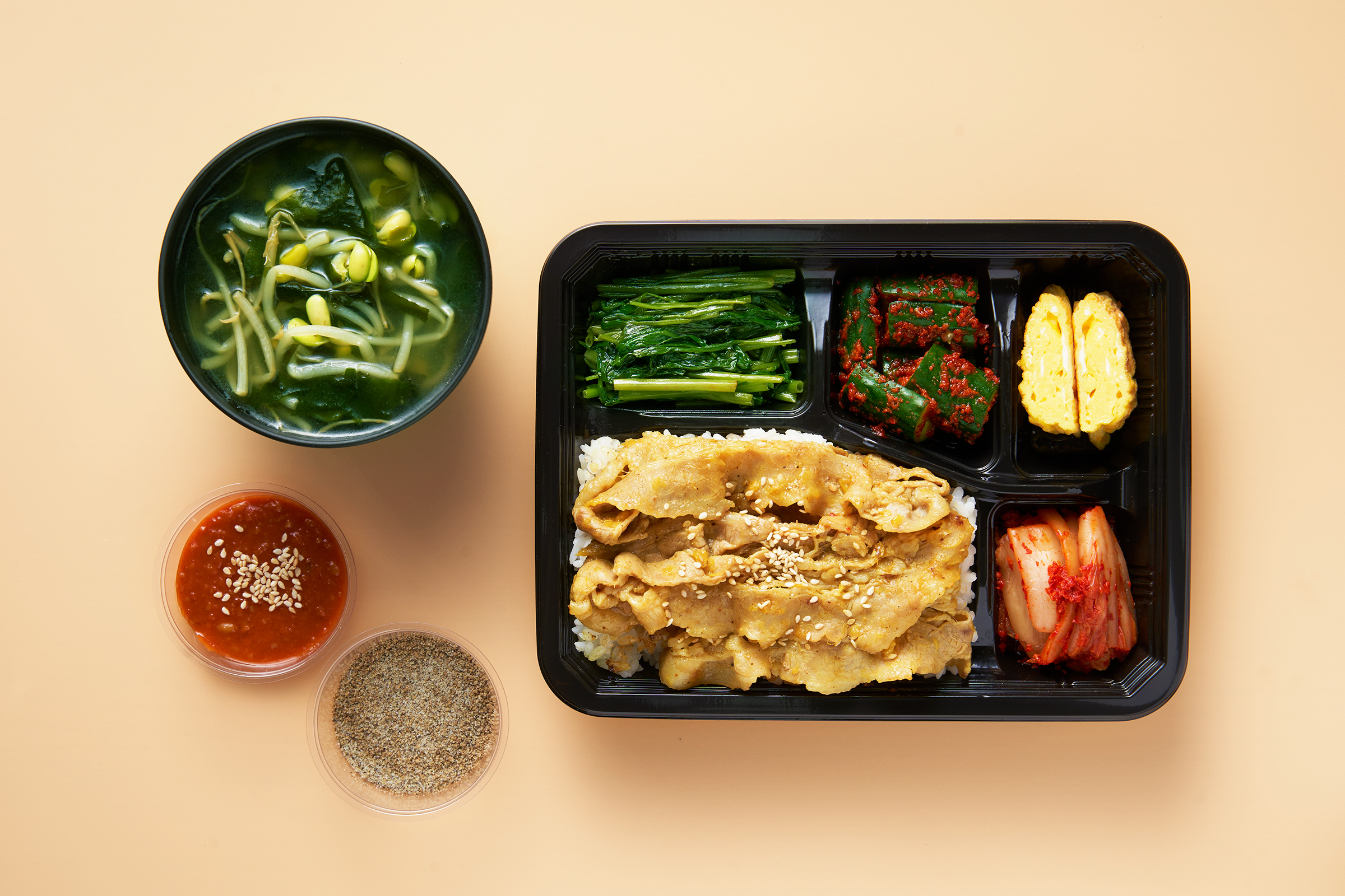 換換口味來個「八色咖喱烤豬肉」便當也很好。（八色烤肉提供）