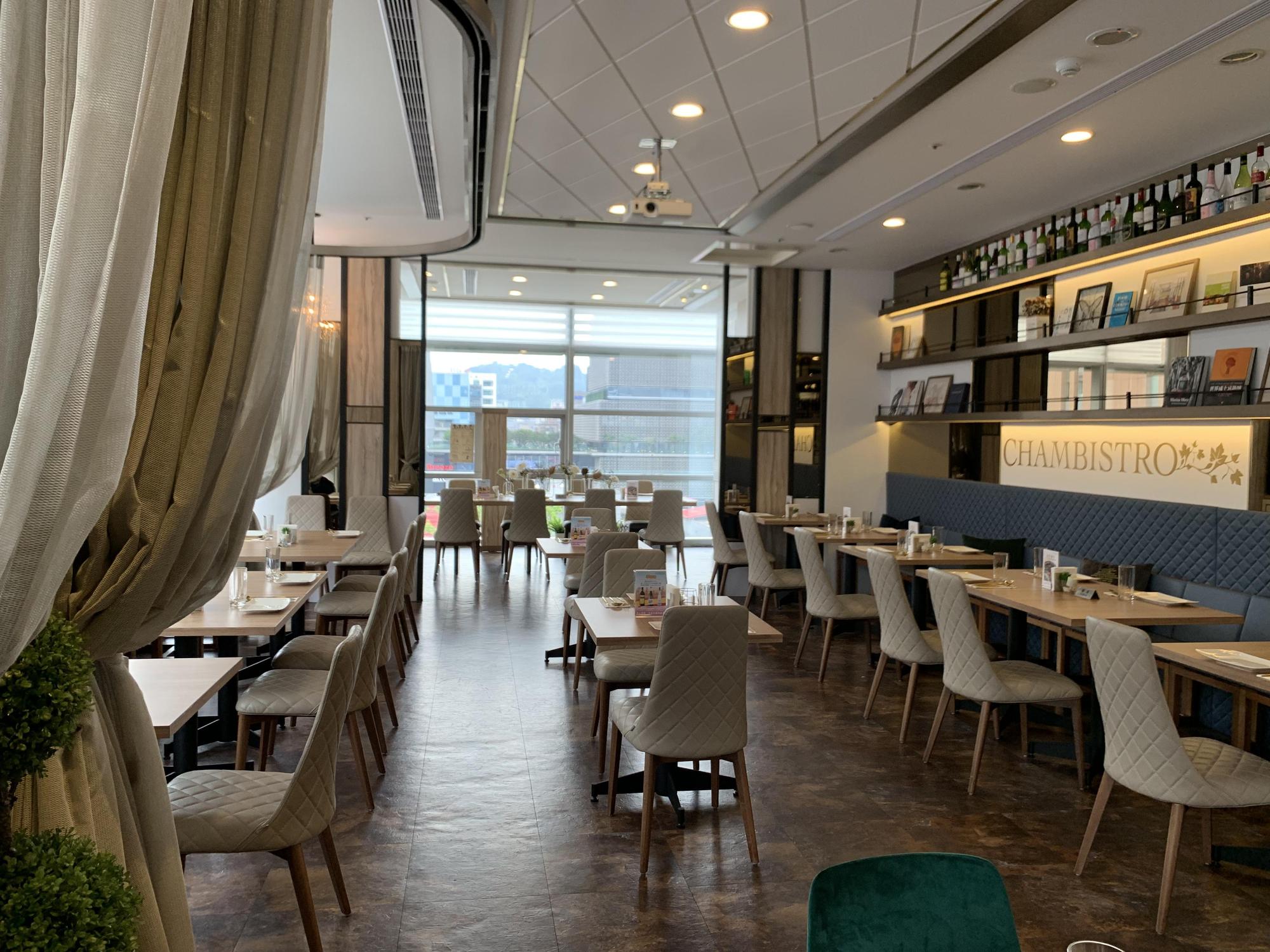 開在新光三越A9館內的「Chambistro享香檳海鮮餐酒館」，現在只能做外帶，完全禁止內用。（享香檳提供）