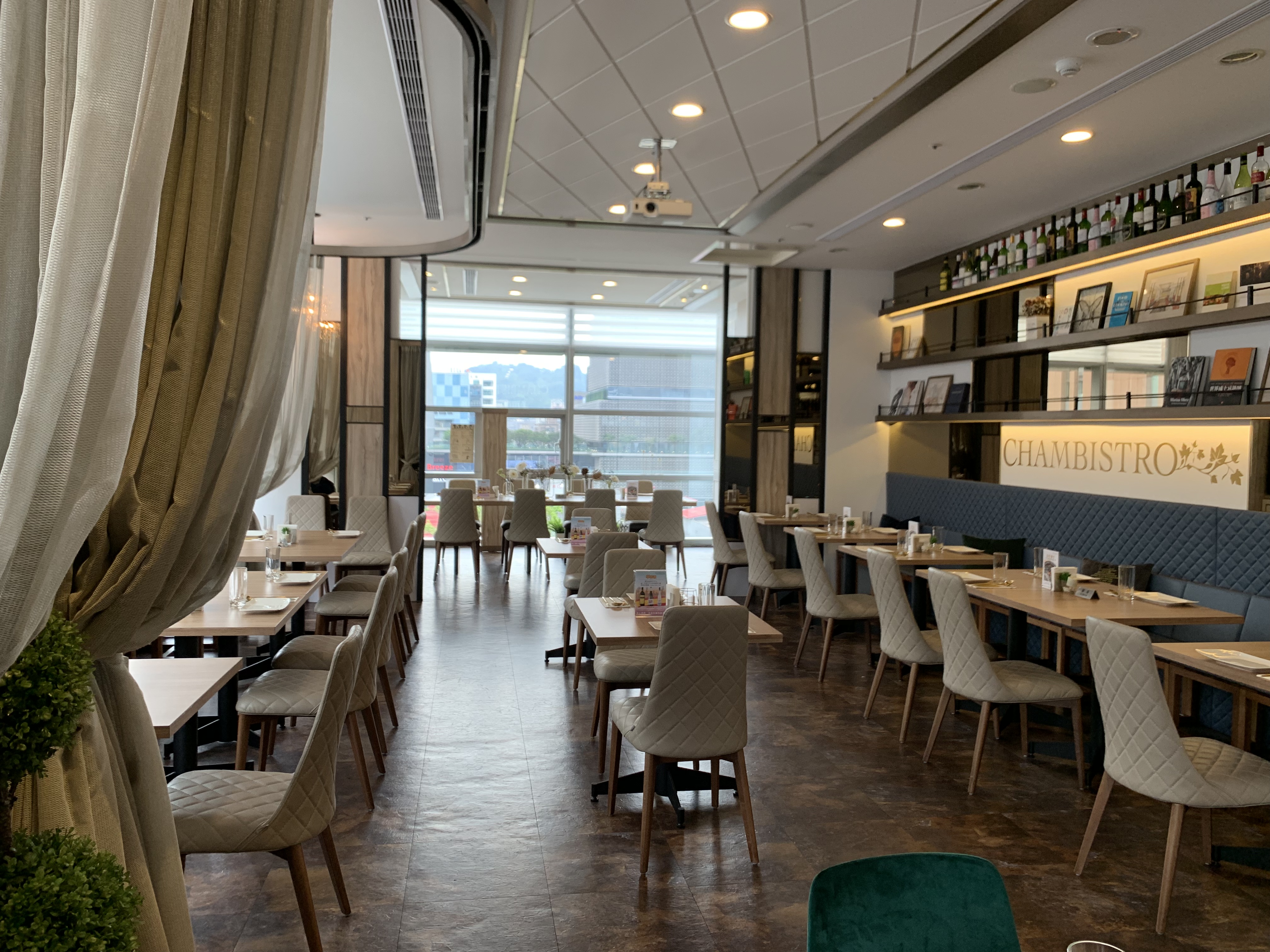 開在新光三越A9館內的「Chambistro享香檳海鮮餐酒館」，現在只能做外帶，完全禁止內用。（享香檳提供）