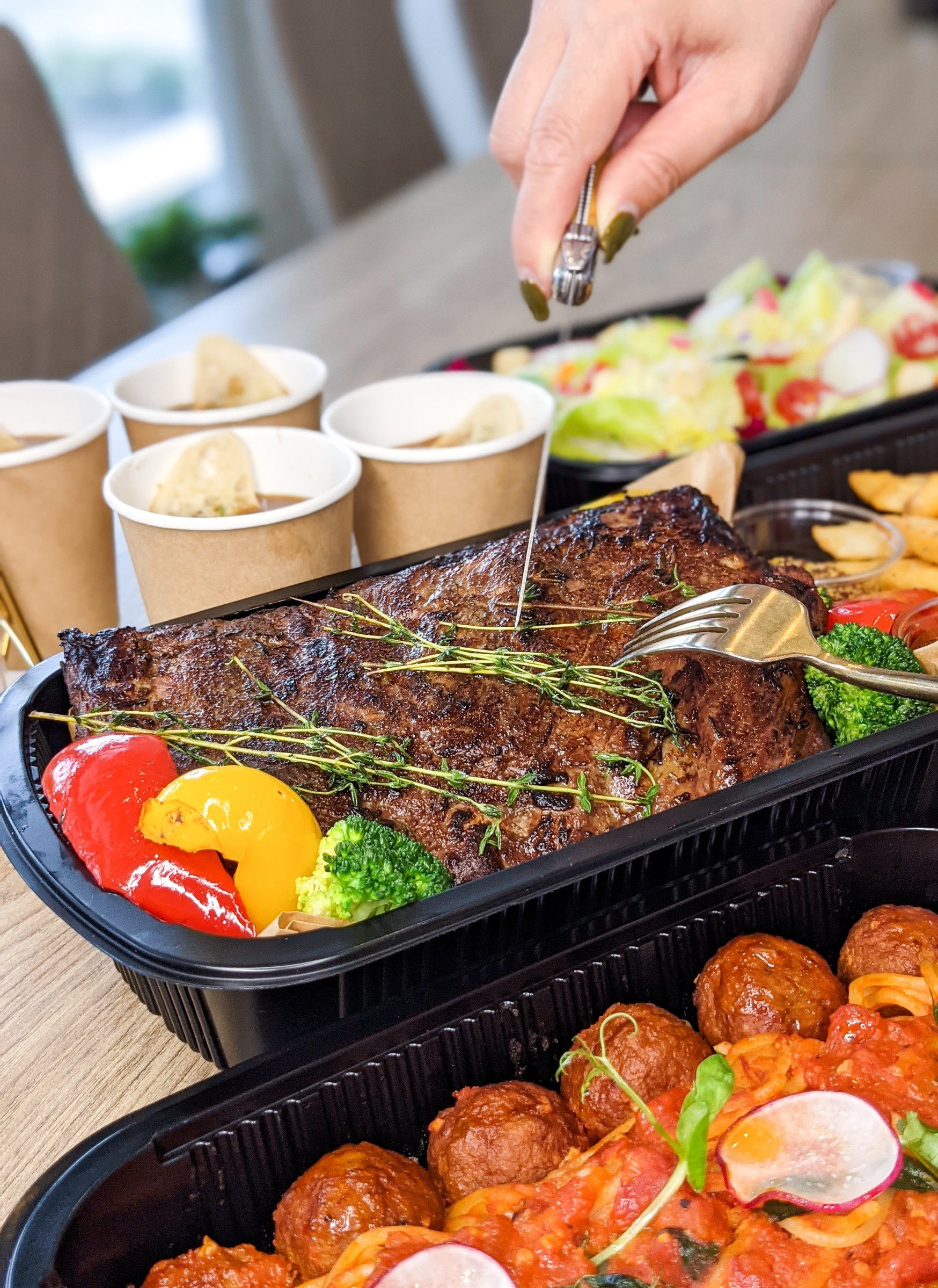 套餐主菜「爐烤厚切香料帶骨豬肋排」以香料醃漬豬肋排，非常入味。（享香檳提供）