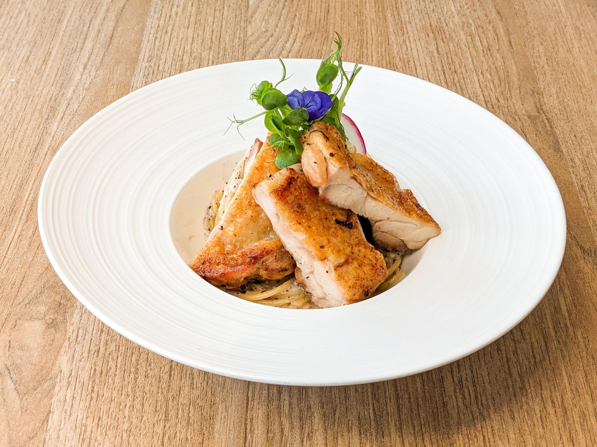 肉食主義者可點「香煎雞腿松露義大利麵」。（享香檳提供）