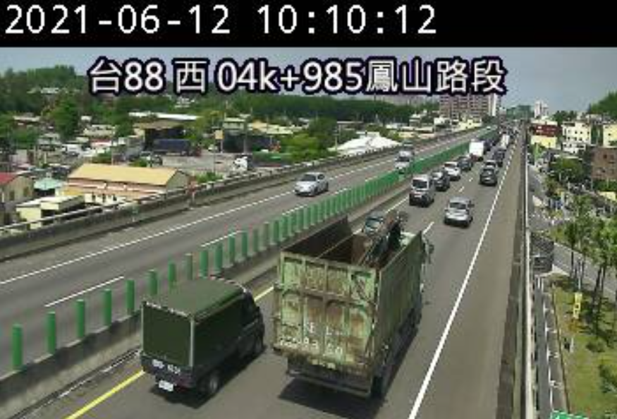 上午88快速道路的鳳山路段出現壅塞情況，引發民眾擔心是否仍有出遊車潮。（翻攝自高公局）